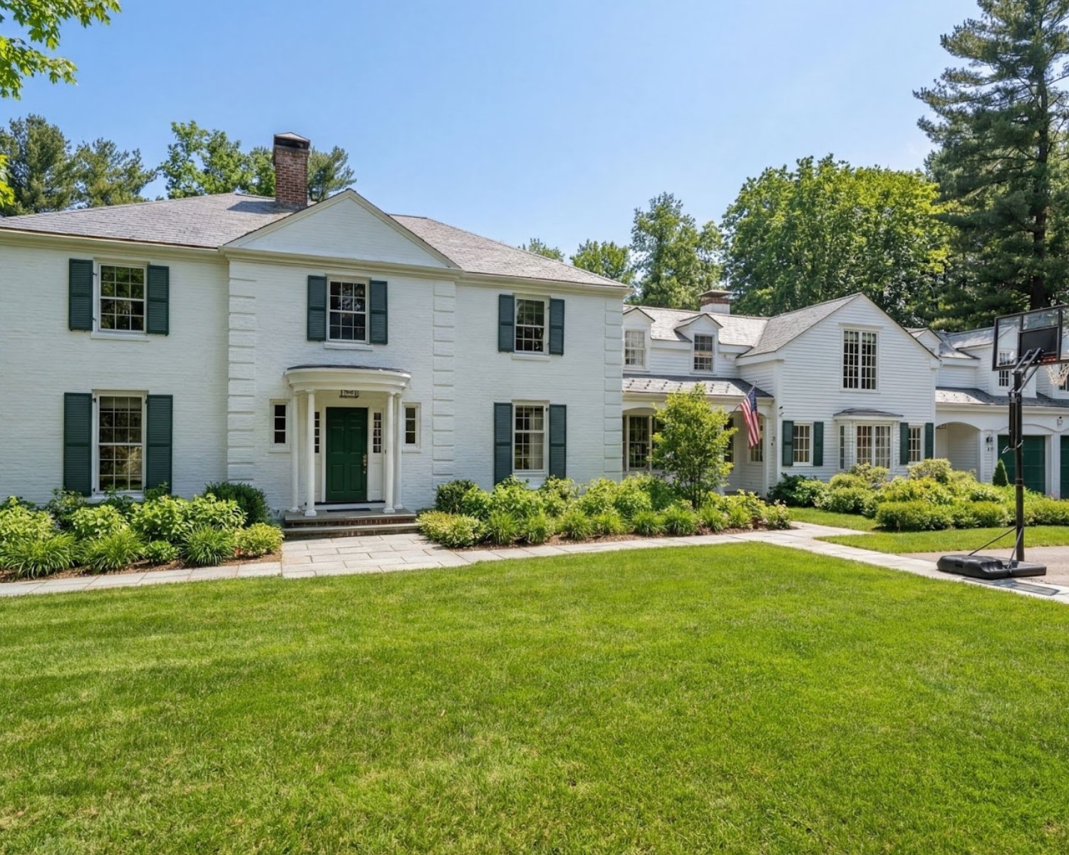 Some homes deserve to be experienced slowly.
At 389 Grove Street, Needham, MA, private showings are designed to give buyers time and space to truly explore by walking the grounds, taking in the lake views, and imagining daily life here without feeling rushed.
The right home reveals itself when you have time to experience how it feels, not just how it looks.