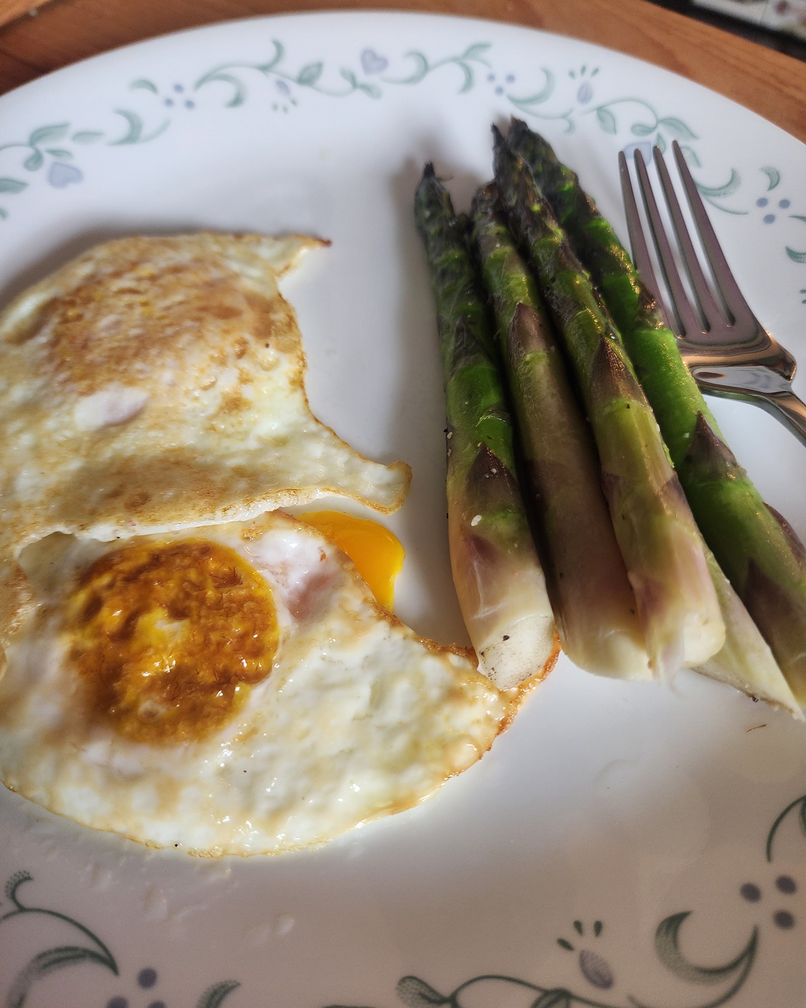 🌱 Farm Fact Friday
Dark orange yolks don’t come from food coloring—they come from diet.
Pasture-raised chickens eat grasses, bugs, and seeds, which naturally deepen yolk color and flavor.
#PastureRaisedEggs #FarmFactFriday #EggTruth #shirefarm