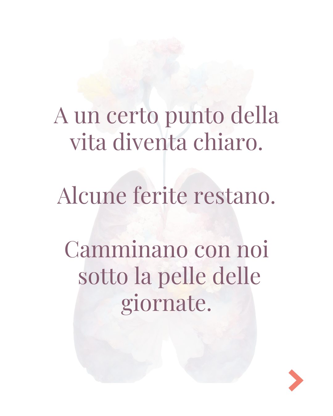 Ci sono momenti della vita in cui diventa chiaro che alcune ferite restano.
Restano mentre le giornate continuano, mentre lavoriamo, mentre parliamo con qualcuno, mentre cerchiamo di andare avanti come abbiamo sempre fatto.
A volte tornano attraverso il corpo.
Un respiro più corto la sera.
Un pensiero che riaffiora senza chiedere permesso.
Negli ultimi mesi ho ricevuto molti messaggi da persone che hanno attraversato i quaderni Custodire il vuoto e Abitare l’assenza.
Molte di loro mi hanno raccontato che quelle pagine sono diventate un luogo in cui tornare quando qualcosa dentro si muove.
Da quelle stesse conversazioni è nato il desiderio di aprire uno spazio diverso.
Uno spazio vivo.
Due ore insieme in cui attraversare alcune immagini profonde della nostra esperienza umana: la ferita che resta, il mito di Chirone, il modo in cui una crepa può cambiare lo sguardo con cui abitiamo la nostra storia.
Ci prenderemo tempo per meditare, ascoltare alcune letture, sostare nelle domande e lasciare nascere un segno sul foglio con una penna o un pennello.
Un gesto semplice.
Un modo per restare accanto a ciò che continua a vivere dentro di noi.
Alla fine della serata ognuno porterà con sé una parola.
Una parola da respirare nei giorni successivi.
📍 12 marzo
🕰 ore 20:30
online su Zoom
Respirare nella ferita.
Se senti che queste parole toccano qualcosa della tua storia, questo spazio esiste anche per te.
Link in bio ( incontri e meditazioni )