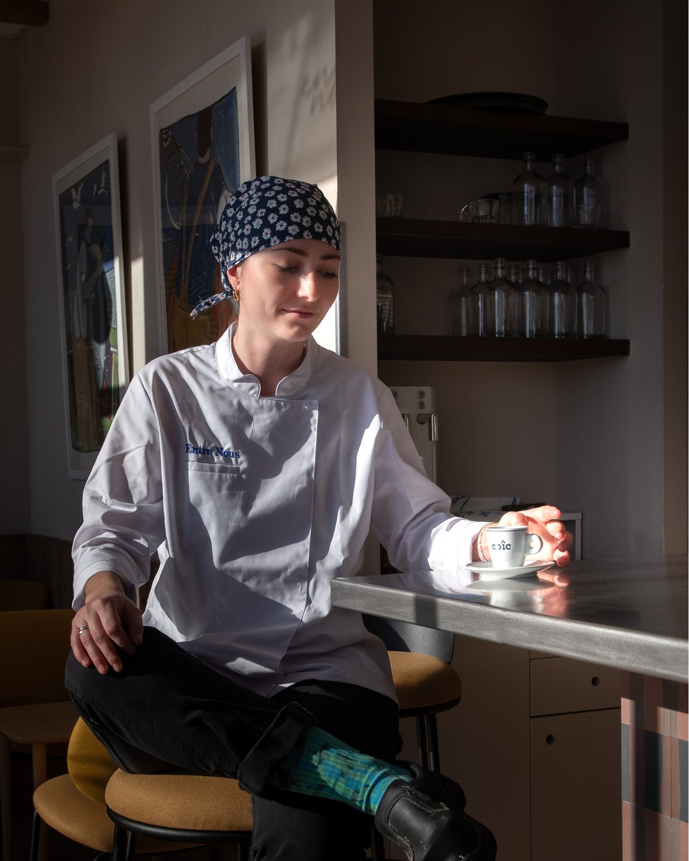 ✨ Aujourd’hui, on vous présente Vera 💙
Notre seconde de cuisine chez Entre Nous.
Originaire des Côtes-d’Armor, de Dinan plus exactement,
elle a fait ses études à l’Institut Lyfe (anciennement Institut Paul Bocuse à Lyon).
Avant de nous rejoindre, Vera travaillait dans des maisons étoilées et gastronomiques.
Exigence, précision, sens du détail… elle arrive avec un vrai savoir-faire.
Puis l’envie de changer d’horizon.
Découvrir une autre façon de travailler.
Plus proche, plus humaine.
C’est ce qu’elle a trouvé chez Entre Nous 💙
Un esprit d’équipe, du lien, et une cuisine vivante qu’elle adore faire évoluer avec nous.
Et nous, on est fiers de l’avoir à nos côtés en cuisine.
-
Entre Nous
35 rue de la marine
29730 Le Guilvinec
+33 (0)2 98 92 73 56
Ouvert du jeudi au lundi 🌈
#entrenous #guilvinec #entrenousguilvinec #restaurantguilvilnec #dejeuner #diner #goûter #boireunverre #paysbigoudensud #bigoudenjoy
Crédit photo : @lepontdesimages_galerie @lepontdesimages_studiophoto