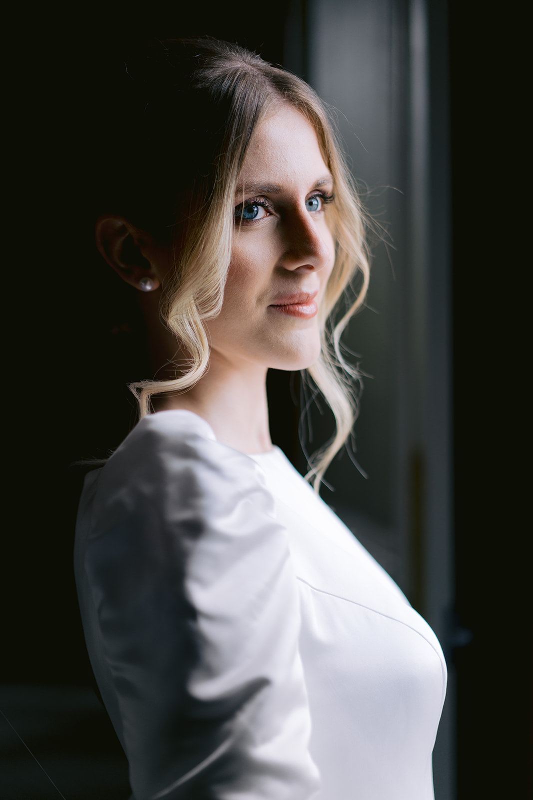 For years, I battled with light. I felt a constant pressure to recreate the same luminous atmosphere in my images, whether I was shooting outdoors in the sun or inside a dimly lit room. Spoiler alert: I couldn’t. It was an endless, exhausting fight—one I never seemed to win.
Everything changed on a particularly rainy day when I finally decided to stop fighting and try something new: embracing the shadows. I wanted to explore an approach that actually worked with the environment rather than against it (what a refreshing change!). That was the moment I fell in love with chiaroscuro, and I have never looked back since.
___
#weddingphotography #weddingportrait #fineartweddingphotographer