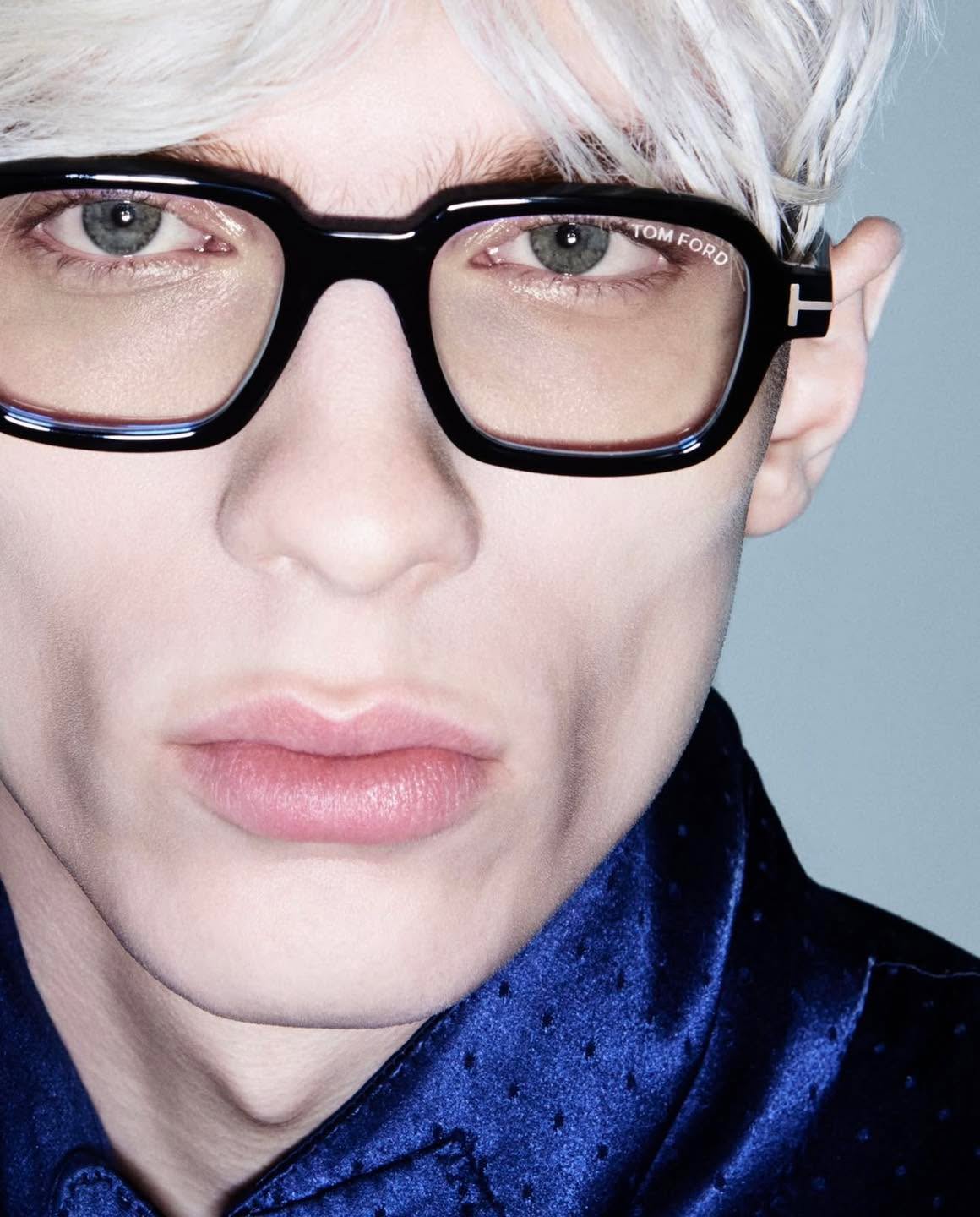 Focus on the details. 🎬 @tomford
#TomFordEyewear #FashionEditorial #HighFashion #MensEyewear #StyleInspiration #OpticalStyle
.
.
.
#madeinitaly #otticabardellimilano #occhialidasole #tomfordocchiali #otticomilano #occhialiuomo #tomford #otticamilano #occhialidonna #luxuryglasses #tomfordsunglasses #occhialisole #zeissvisionstore #occhialimilano #zeissvisioncenter #tomfordocchialidavista #otticabardelli