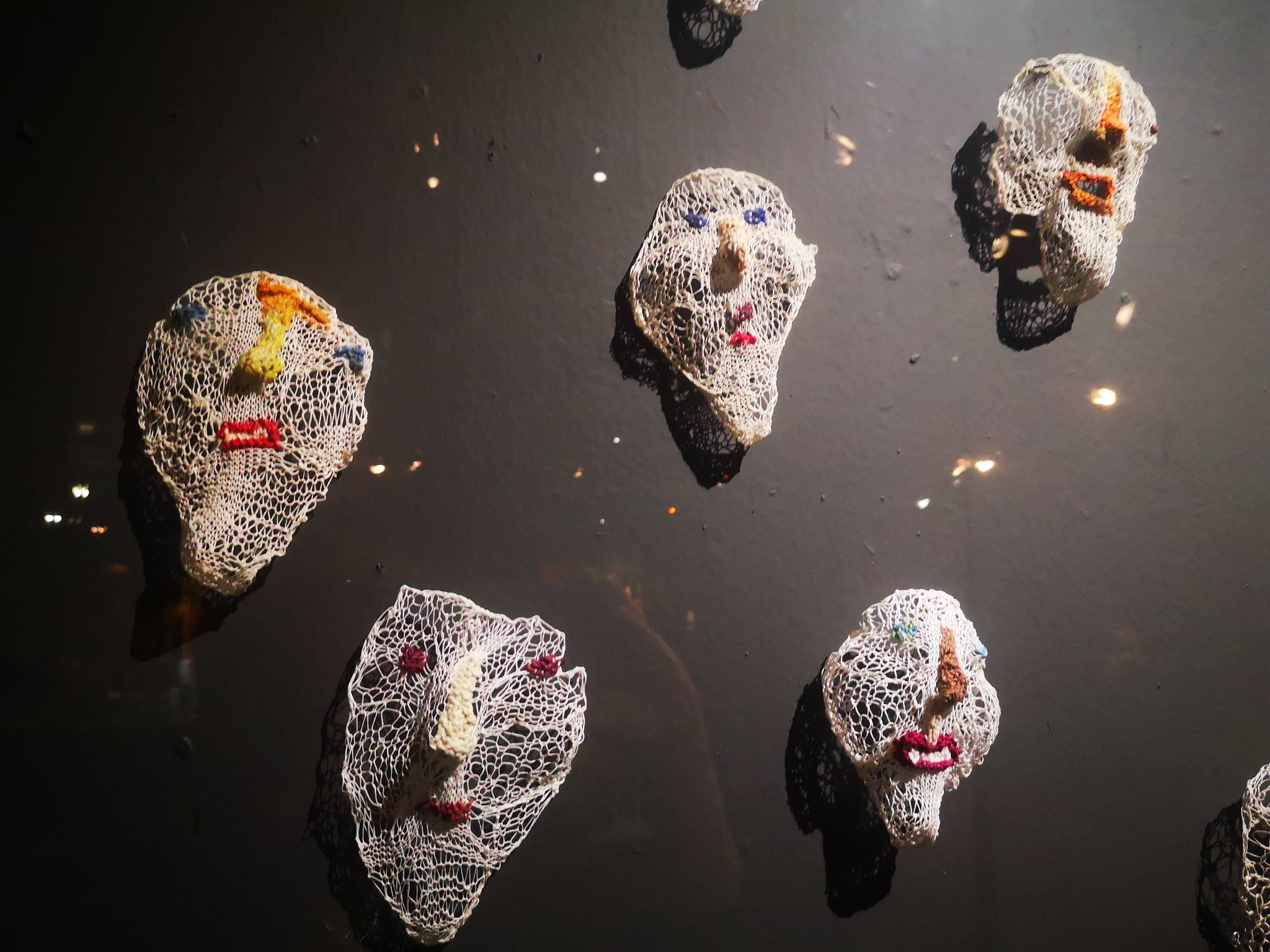 En passant par le quartier des tissus... Rêver avec la création textile présentée à la Halle Saint Pierre (expo l'étoffe des Rêves)
Magnifique et conséquente expo qui réunit des artistes du monde entier et des techniques très diverses et inventives.
Mes préférées :
Marie Rose Lortet : Petites têtes et leurs ombres (dentelle en relief)
Shao Liyuchen (collages textiles)
@barbara.dantuono : Le faiseur de pluie
Et celle qui m'a fait le plus rire :
@lili_simon_canevas avec sa série "les mecs en slip" (tapisserie au point de croix... En réponse à la grande question "à quoi pouvaient bien penser ces femmes qui brodaient des scènes de chasse pendant des heures et des heures ?)
#hallesaintpierre #arttextile