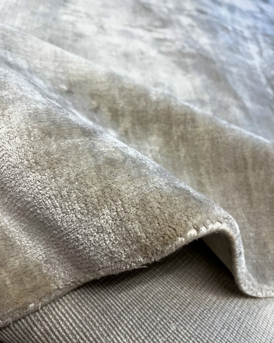 Com textura aveludada e brilho sútil, o Tapete Glamour é a definição de elegância discreta. Seus tons neutros e acabamento sofisticado trazem aconchego e modernidade, harmonizando perfeitamente com qualquer decoração.
Consulte mais sobre o modelo visitando nossas lojas.
📍Rua Henrique Schaumann, 498 - Pinheiros | SP
São Paulo: (11)93044-1854
Caxias do Sul: (54) 3027-1234
.
.
.
.
#kiantapetes #arqdecor #interiordesign #sofisticacao #personalidade #estilo #tapetesimportados #decoração #homedecor #homesweethome #designinterior #arqlovers #confort #casadecorada #DesignDeInteriores