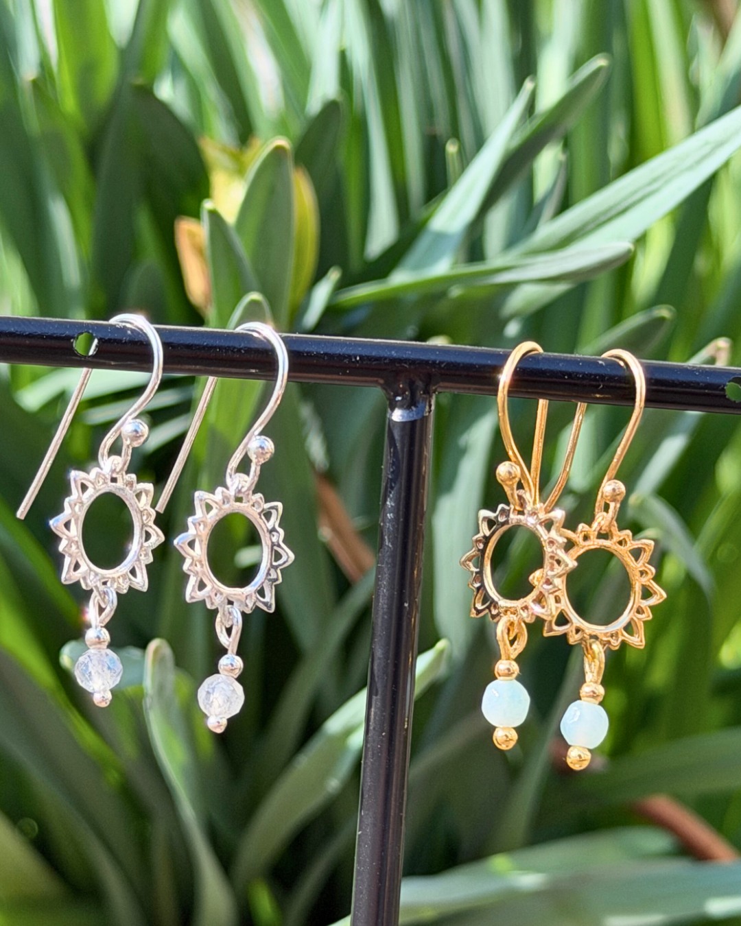 sünneli 🌞
anhänger und ohrhänger in 925 silber und messing vergoldet
pur oder mit einem kleinen steinchen dran
#fairbunden #madeinbern #steinanstein #fairfashion #schmucknachwunsch #messingschmuck #messingvergoldet #925silber #silberschmuck925 #silberschmuck #steinschmuck #bern #holligen #holligenbern