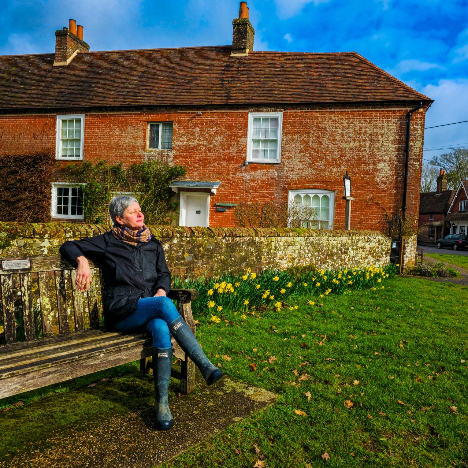 🌸 Buona domenica! 🌼
In questi giorni, la primavera sembra davvero alle porte…😀
I giacinti riempiono l'aria col loro profumo intenso, i narcisi colorano i prati di giallo, i lupini custodiscono l'acqua come una riserva preziosa e le camelie si preparano a fiorire.🪻
È quel momento magico dell’anno in cui tutto ricomincia, in cui basta uscire un attimo per scoprire una nuova sfumatura, un nuovo germoglio, una nuova sorpresa della natura. 🌺
Anche Lilibet ha ripreso a uscire di più e si gode volentieri i primi, tiepidi raggi di sole. 🐈⬛
Che meraviglia vivere in campagna e poter osservare ogni giorno questo lento e meraviglioso miracolo. 🌱✨
Voi come vi state preparando all'arrivo della primavera? 🌸
#passionecampagnainglese #fiori #primavera #springiscoming #spring #flowerslovers #springvibes #flowers
