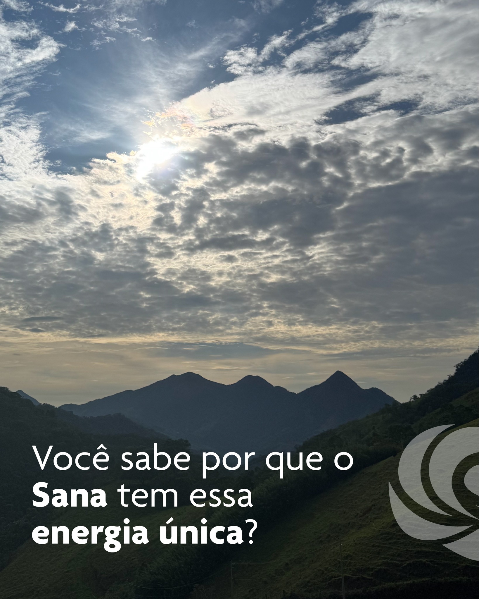 O Sana não é apenas um destino, é um chamado. 🦋
Quem pisa no Arraial do Sana, distrito encravado na Serra Macaense (RJ), logo percebe que o ar aqui vibra diferente. Mas você conhece a história por trás desse santuário ecológico?
Muito antes de ser um refúgio de ecoturismo, essas terras já abrigavam a força pura da Mata Atlântica e de seus povos originários. Porém, foi na década de 1970 que o Sana ganhou a identidade que carrega até hoje.
Em uma época em que o mundo pedia por paz e liberdade, jovens, artistas e buscadores de várias partes do Brasil subiram a serra fugindo do caos urbano. Eles buscavam um estilo de vida alternativo, em harmonia com a terra, as águas e o silêncio. Foram eles que ajudaram a moldar a cultura de preservação, a arte e a espiritualidade que hoje respiramos em cada esquina da vila.
Guardado pelo majestoso pico do Peito do Pombo, o Sana tornou-se um vórtice de cura. As águas de suas cachoeiras não apenas refrescam, mas limpam. A mata não apenas enfeita, mas acolhe.
É exatamente por causa dessa egrégora de respeito à natureza e busca interior que a Flor de Maria nasceu aqui. Este solo já estava preparado para ser um espaço de despertar e autoconhecimento.
Sana é um convite para voltar às origens. É o lugar onde a pressa não sobe a serra.
Você já sentiu a magia do Sana de perto? Conta pra gente nos comentários qual foi a sua primeira impressão ao chegar aqui! 👇✨
#SanaRJ #ArraialDoSana #PeitoDoPombo #MataAtlantica #HistoriaDoSana #RefugioNaNatureza #FlorDeMaria #EcoturismoRJ #Autoconhecimento