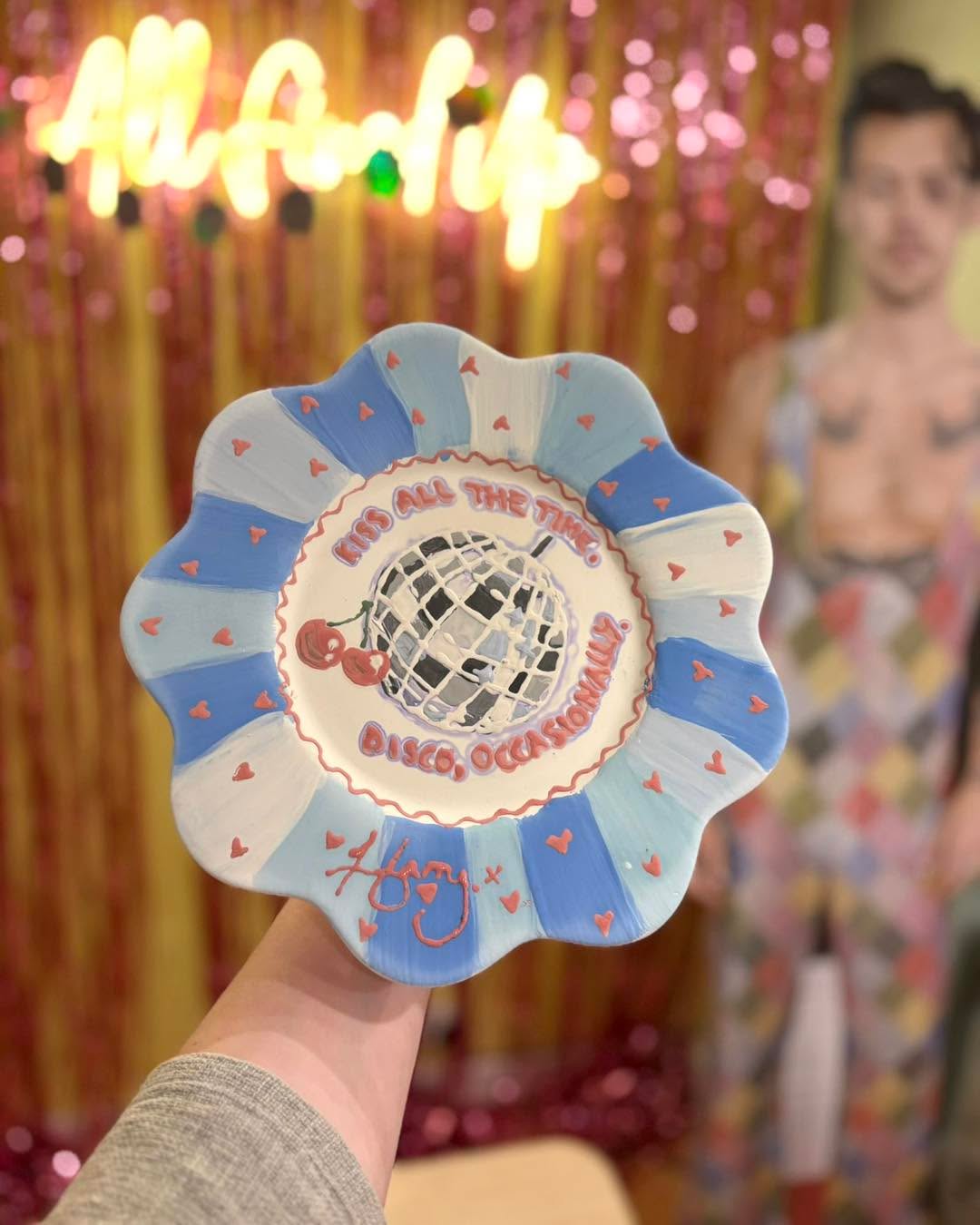 Last night was all about Harry 💛✨
The studio was full of singing, painting, popcorn and some very enthusiastic Harry fans. Honestly one of the loveliest atmospheres - thank you to everyone who came along and made it so much fun!!
There were mugs, plates, plenty of glittery disco vibes and a lot of debate over favourite songs 🎶🎨
Missed out? Don’t worry… we’ve just added another Harry-themed pottery night for teens & families in the Easter holidays 👀
You can find it on the What’s On page now!
Which song would be playing while you paint? 👇
#happyglazepottery #potterypainting #harrynight #paintandsip #creativeevening