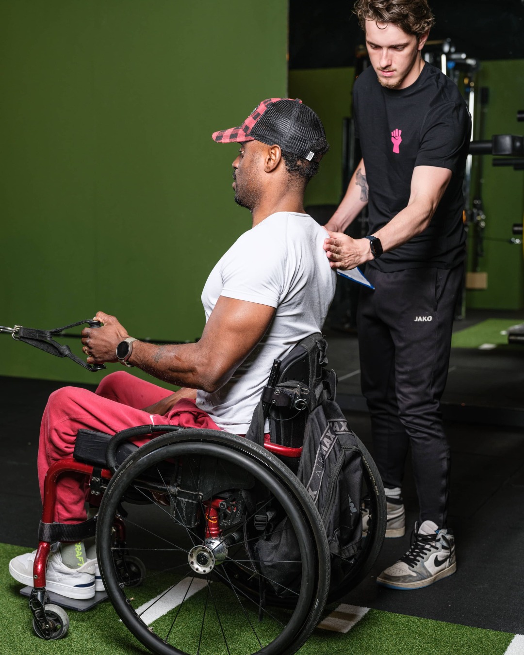 💪 Waarom krachttraining veel meer is dan ‘spieren kweken’
Krachttraining maakt je niet alleen sterker, maar ook fitter, stabieler en energieker in het dagelijks leven. Het verbetert je houding, beschermt je gewrichten en helpt blessures voorkomen.
Of je nu sport om af te vallen, spieren op te bouwen of om gewoon lekker in je vel te zitten: krachttraining is de basis en wij helpen je graag op weg!
Boek nu jouw gratis try-out en ervaar hoe fijn onze community is.
#lifeandkicking #krachttraining #hyroxamsterdam #spinning #trainwithpurpose #fitforlife #lifeandkickingcommunity #ijburg