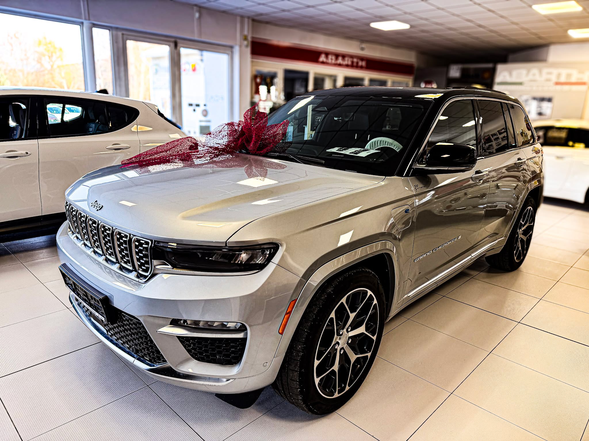 🦅 TOTO AUTO JE FAKT, ŽE PRE VEĽKÝCH CHLAPCOV 🦅
Keď riadite úspešný biznis a rodina je pre vás všetkým, potrebujete partnera, ktorý zvládne oboje. Reprezentatívnu kanceláriu na kolesách aj nezničiteľný rodinný trezor.
V Autosport Szilágyi pre vás máme presne to: Jeep Grand Cherokee Summit Reserve 2.0 Turbo PHEV 4xe (2025). 👑
Žiadne výhovorky, len čistá dominancia a luxus.
🔥 Prečo je toto vaše ďalšie auto?
💪 Výkon 280 kW: Brutálna sila, keď ju potrebujete, a tichá elegancia plug-in hybridu v meste.
🛡️ Osobný strážca rodiny: Systém nočného videnia (Night Vision), autonómna jazda a 360° kamera. Tento tank vidí aj to, čo vy nie.
💆♂️ Kráľovský relax: Prvotriedna čierna koža Palermo, pravé drevo a sedadlá, ktoré vás po ťažkom mítingu nielen vyhrejú, ale aj namasírujú.
🎬 Súkromné kino: Váš spolujazdec má vlastný 10" displej a o zvuk sa stará legendárny systém McIntosh s 19 reproduktormi a masívnym subwooferom.
⛰️ Nezastaviteľný: Vzduchový podvozok Quadra-Lift a legendárny pohon 4x4 QUADRA-DRIVE II. Chata v horách? Žiadny problém.
💼 Biznis je biznis – rozumné financovanie:
✅ Možný odpočet DPH
✅ Pripravené na výhodný leasing alebo úver
✅ Ako nové kúpené v SR, vozidlo je v plnej záruke
✅ Nájazd len 10 km (Je to funglovka!)
👉 Toto auto nečaká na niekoho, kto váha. Čaká na chlapa, ktorý vie, čo chce.
Zastavte sa u nás v Autosport Szilágyi, sadnite si za volant a zažite ten pocit na vlastnej koži.