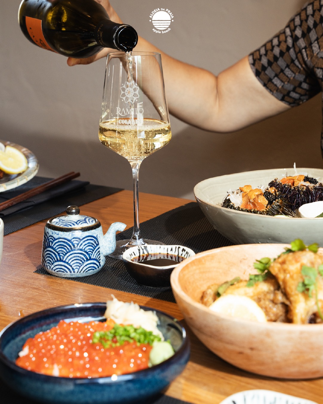 🇵🇹 Se te perguntarem o que é a felicidade, mostra-lhes esta foto. Sushi, vinho e a luz da Aldeia.
🇬🇧 If they ask you what happiness is, show them this photo. Sushi, wine and the Aldeia light.
#AldeiaDaPraia #SintraEats #FoodiesPortugal #SushiLovers #OndeComerEmSintra