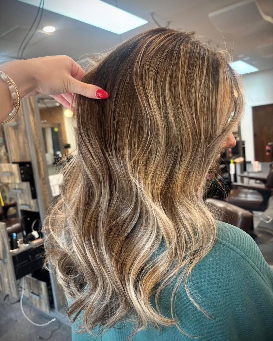 Lovvveee this toasted blonde 🤎
Hair by @hairrbymartha
•
•
•
#Charmariesalon #hairideas #dimensionalblonde #salontherapy #blacksburghairstylist #K18