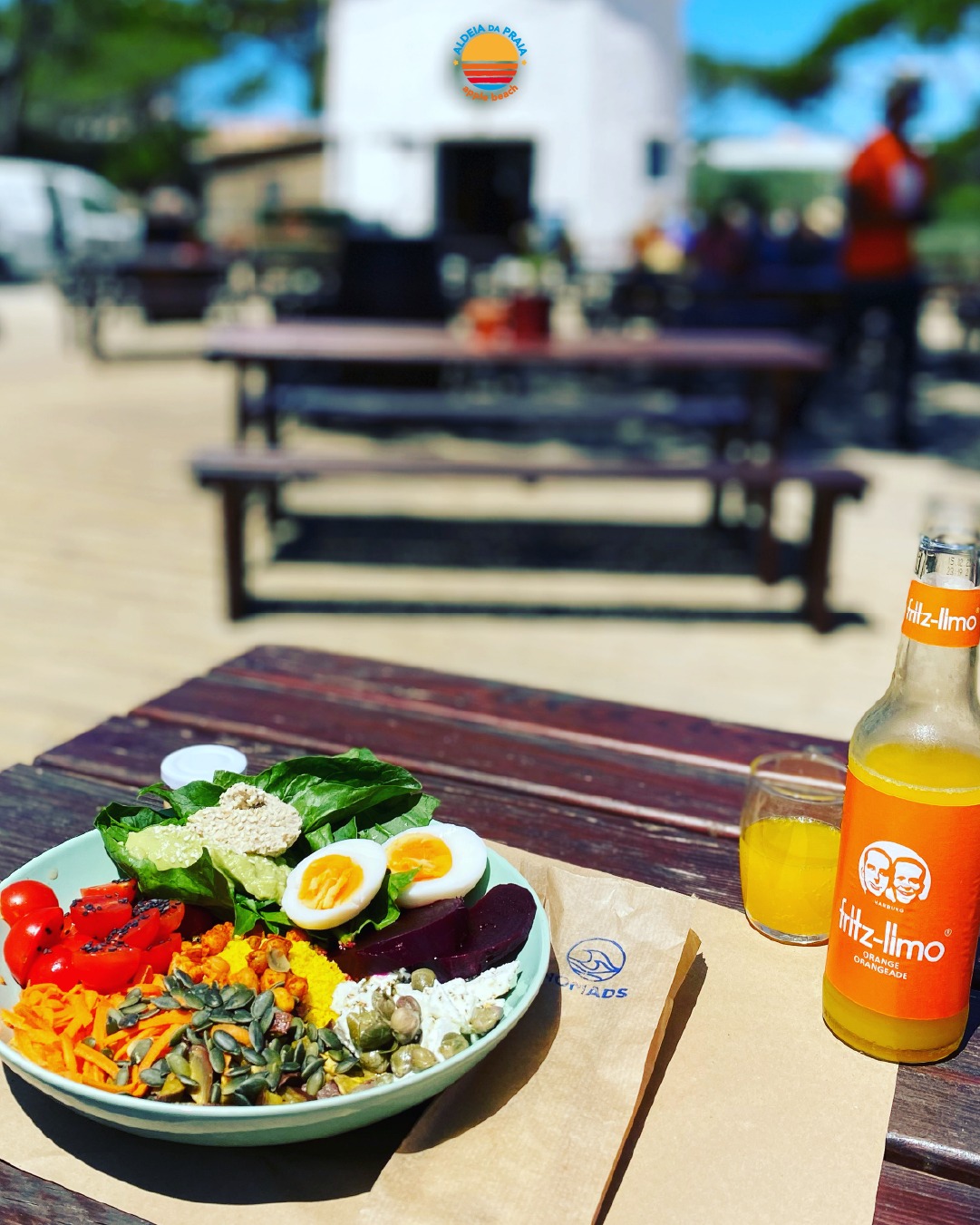 🇬🇧 Eat well, no drama, and with a garden view. @nomadsbythesea serves the right dose of freshness for sunny days.
🇵🇹 Comer bem sem dramas e com vista para o jardim. O @nomadsbythesea serve a dose certa de frescura para os dias de sol.
#AldeiaDaPraia #NomadsByTheSea #SintraEats #HealthyFood #Sintra