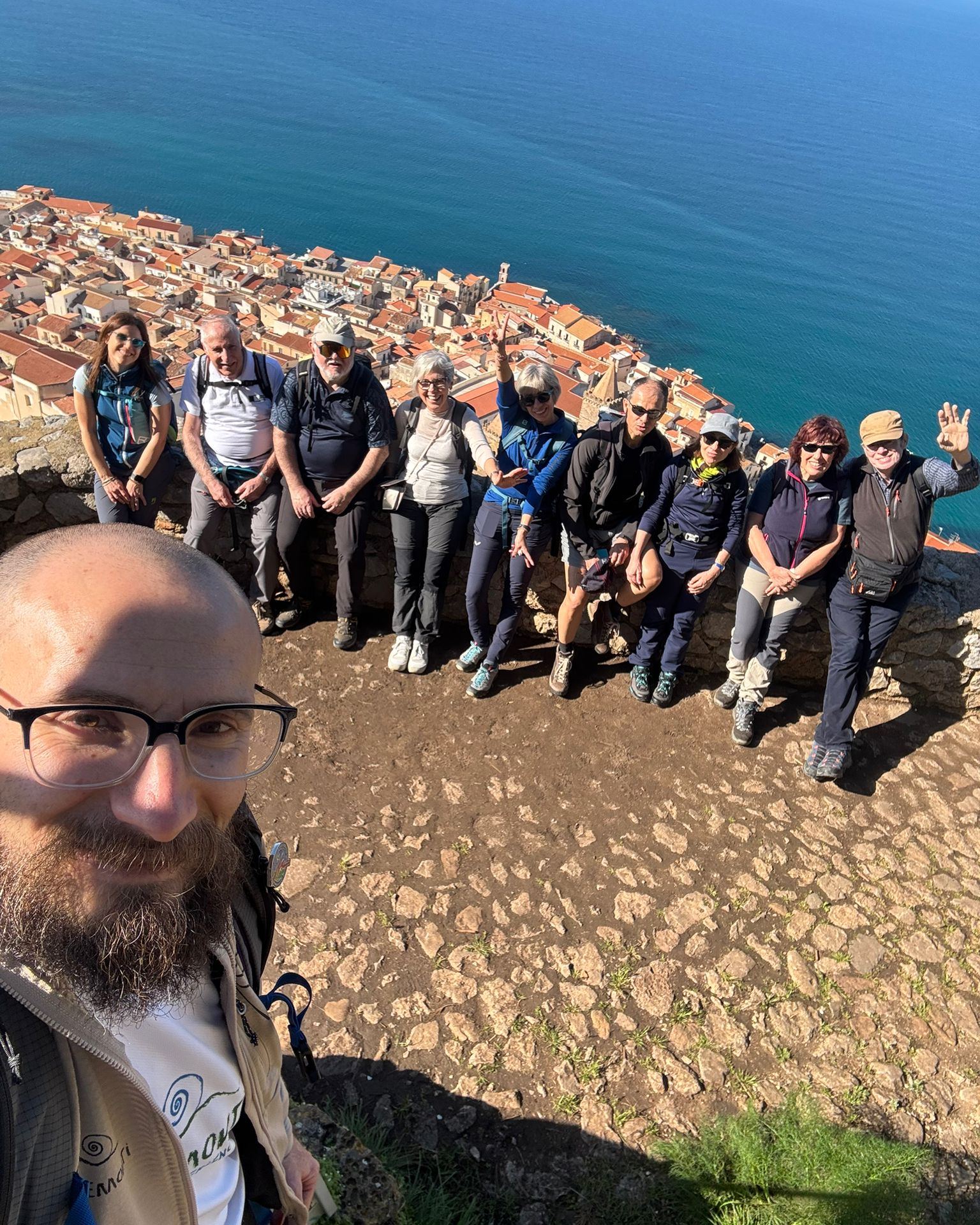 #SICILIA, TUTTA PER NOI 🌊🌿🇮🇹
Tra i vicoli di #Palermo, il mare di #Cefalù e le montagne delle #Madonie, abbiamo scoperto una Sicilia diversa: fuori stagione, lontana dai grandi flussi, autentica e sorprendente.
🥾 Sentieri silenziosi, borghi caratteristici, panorami immensi e sapori intensi condivisi passo dopo passo con il nostro gruppo.
🌋 Abbiamo camminato nella neve tra le montagne e, all’orizzonte, l’#Etna imbiancato ci ha regalato uno spettacolo indimenticabile.
Un viaggio vero, intimo e pieno di meraviglia, che ci ricorda ogni volta quanto sia straordinaria questa terra ✨
🌎✈ Se anche a te piace l’idea di partire senza pensieri per un viaggio attivo, con un’organizzazione curata in ogni dettaglio e una Guida professionista sempre al suo fianco, scopri le prossime partenze su www.millemonti.it!
#millemonti #outdoors #trekking #viaggiare #viaggi #viaggio #vacanza #vacanze #viaggiotrekking #vacanzedigruppo #viaggiodigruppo
@sportlandweb_ @kayland_official @rockexperienceofficial @guidealpinelombardia @guidealpine_italiane