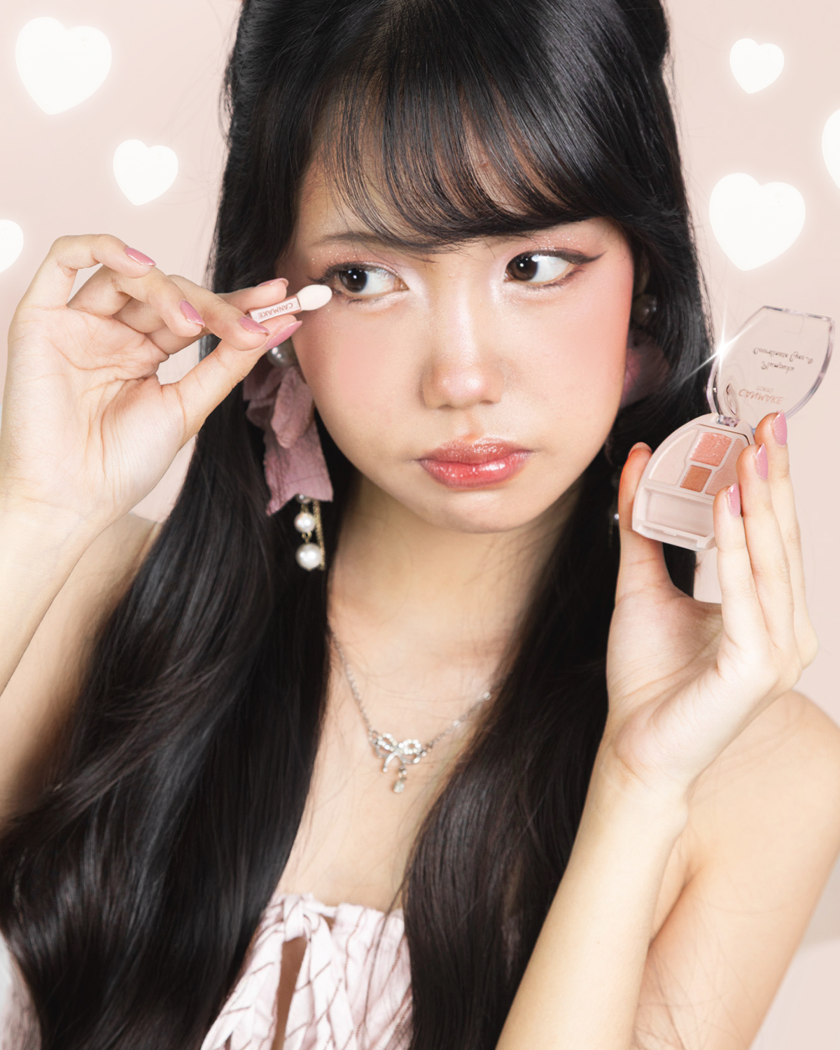 A palette made for the under-eye ✨ Plumpuku Coordinated Eyes adds shimmer and contour for a naturally fuller "namida bukuro" look. The compact includes three textures in similar tones (matte, pearl, and glitter) plus a contour shade to softly define the under-eye for that signature plump, smiling-eye effect 🩷 get yours now from our website: canmakeph.com