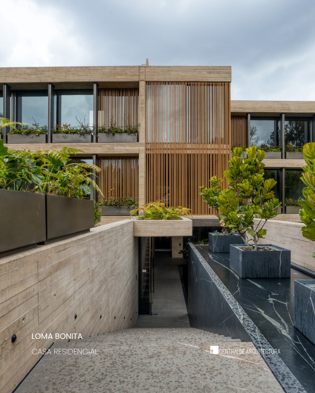 En el corazón de Vistahermosa, este proyecto residencial propone una arquitectura sobria y elegante que dialoga con su entorno.
La proporción de los volúmenes, la altura de los espacios y el manejo de la luz natural definen interiores luminosos y abiertos, donde la arquitectura se convierte en una experiencia cotidiana.
Un proyecto donde diseño, materialidad y naturaleza conviven en equilibrio.
En colaboración con: @lagom.mex