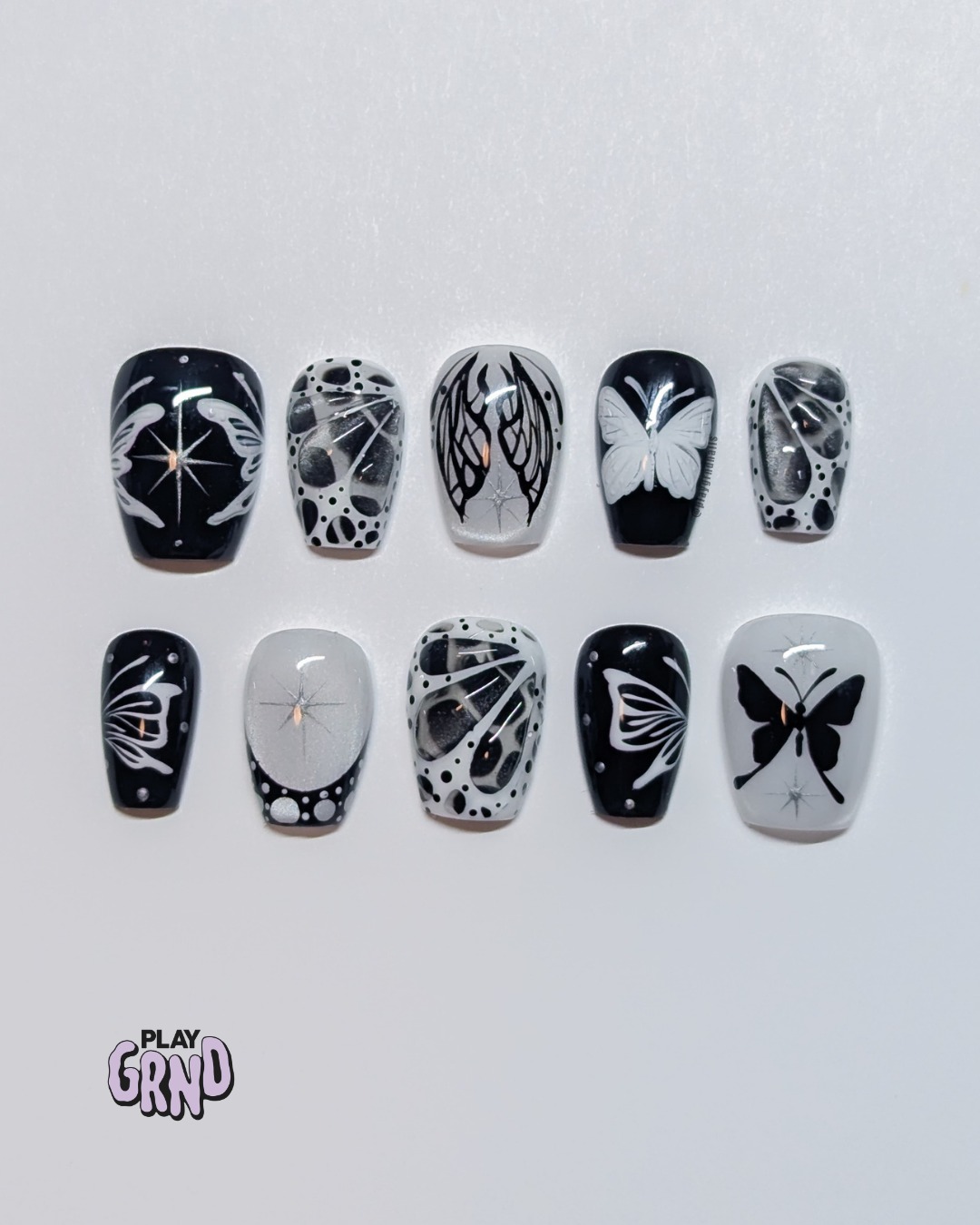 Flutter 🦋
This was a mystery set with a request for butterfly wings and a color scheme of black, white, and grey. This one turned out SO b*dass and I had so much fun bringing it to life! 🤩
Want a mystery set of your own? Hit the link in my bio to check out my hand-painted, ready-to-order designs or DM me with inspo for a custom set! 😎 Message me with any questions you may have. 🖤
#playgrndpressons #playgrndnails #butterflynail #mysteryset #handpaintednails