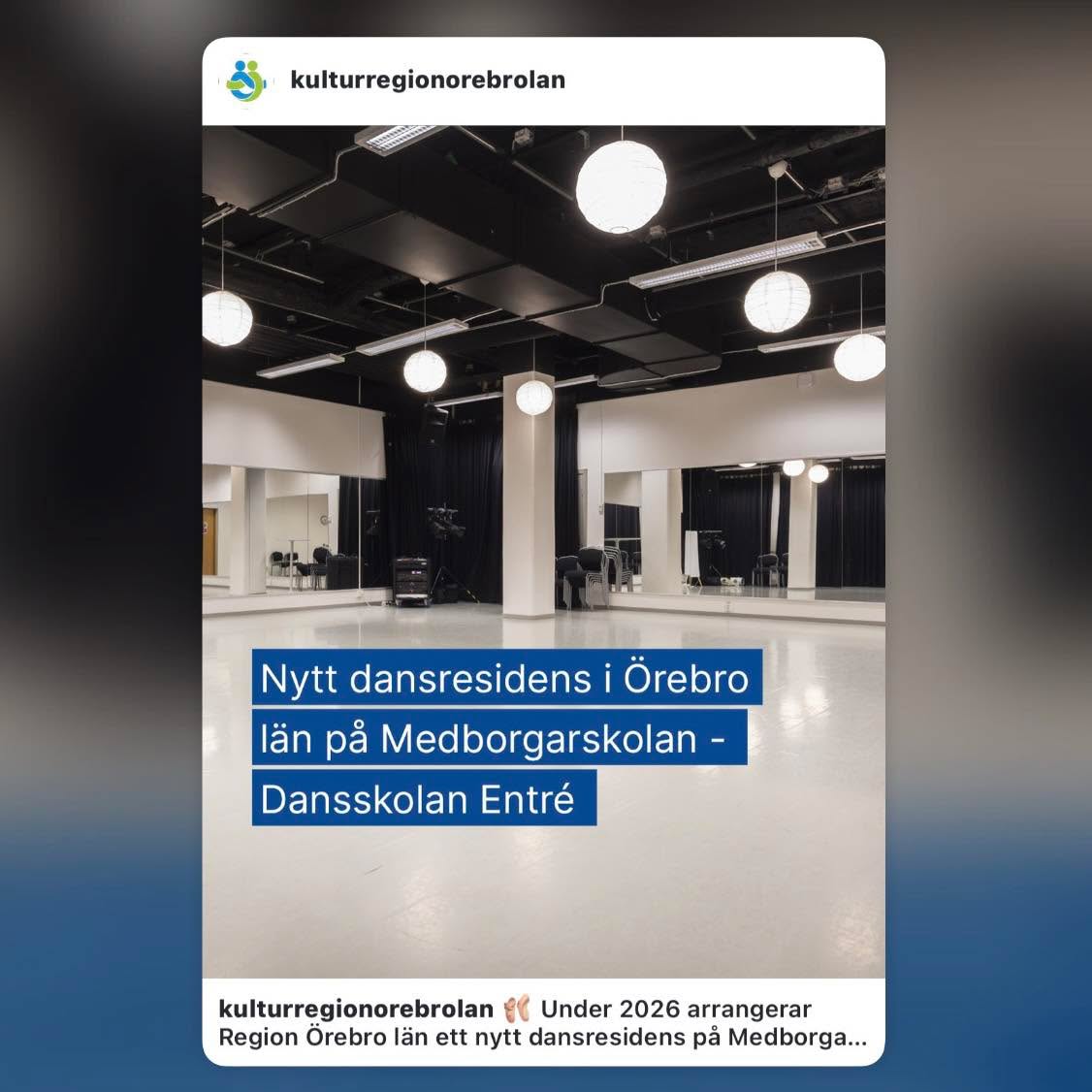 Delat inlägg från @kulturregionorebrolan :
---
" 🩰 Under 2026 arrangerar Region Örebro län ett nytt dansresidens på Medborgarskolan, Dansskolan Entré i Örebro!
🤝 Residenset vänder sig till regionala danskonstnärer som befinner sig i början eller mitten av sin skapandeprocess för en ny dansproduktion, oavsett målgrupp. Det finns inga krav på att färdigställa ett verk under residensperioden.
📆 Residensperiod: veckorna 32–33
Residenset ger tid för fokuserat arbete med dansproduktion i studiomiljö.
👥 Vem kan söka?
Danskonstnärer som är skrivna i Örebro län, antingen individuellt eller som konstellation/danskompani. Vid gemensam konstellation/danskompani ska minst en person vara skriven i länet. Max tre personer kan ingå i en ansökan.
❗️Ansökan är öppen mellan den 9 mars och 27 mars 2026.
👇Länk i bio till mer information!
📸 Foto Terés Sundh "
---