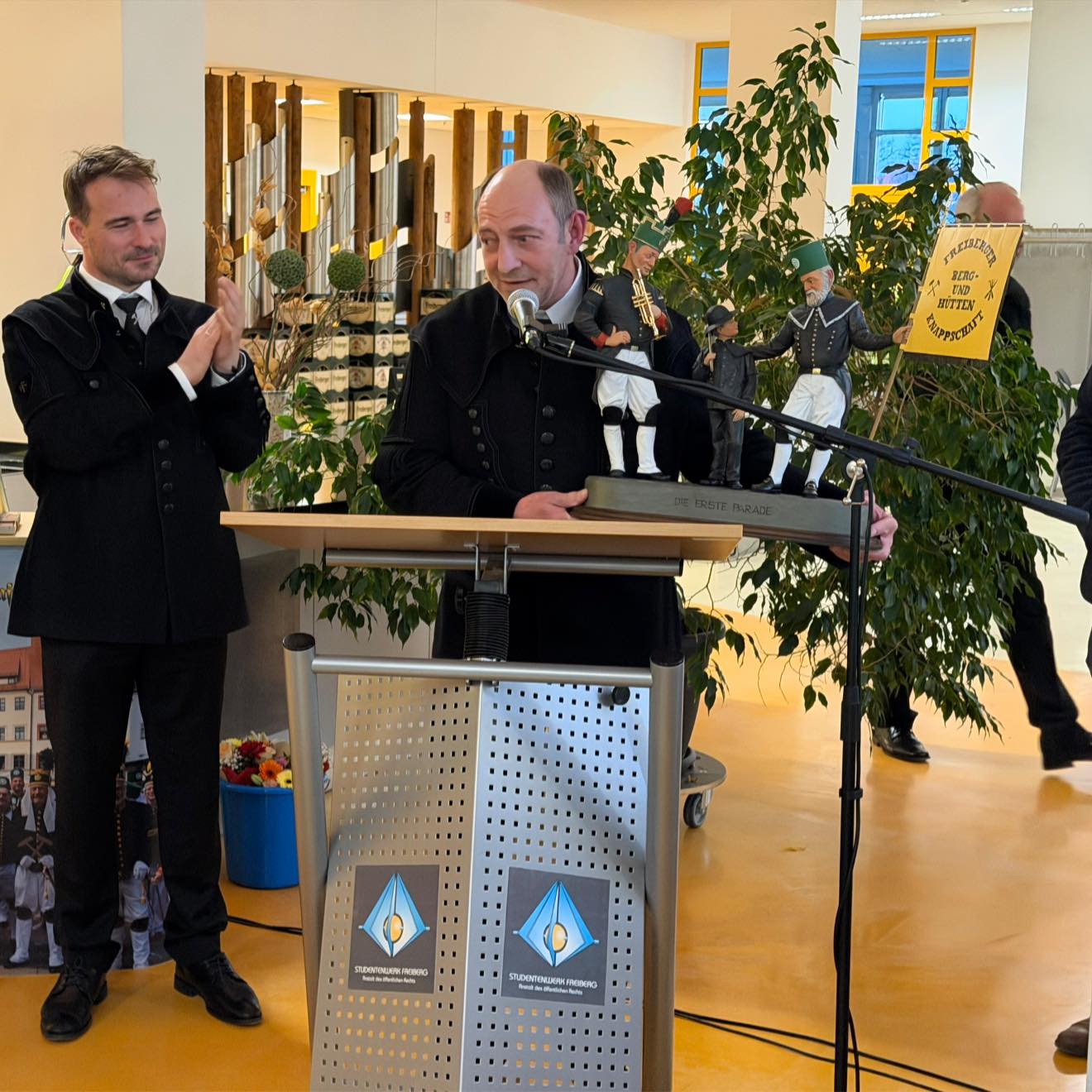 Mit mehr als 440 Mitgliedern ist unsere Historische Freiberger Berg- und Hüttenknappschaft Hfbhk_freiberg der größte Montanverein im Erzgebirge. In den vergangenen Jahren konnte ich die Vorstandsarbeit aktiv mitgestalten – eine Zeit, für die ich sehr dankbar bin.
Nun ist für mich der Moment gekommen, mich stärker auf zukünftige Aufgaben zu fokussieren. Deshalb habe ich meine Tätigkeit im Vorstand abgegeben.
Eine besondere Ehre war es für mich, im Rahmen des Berghauptquartals für meine Arbeit mit der Medaille des Vorsitzenden ausgezeichnet zu werden - für mich eine große Ehre.🙏🏻
Natürlich bleibe ich unserem Verein weiterhin eng verbunden. Ich freue mich auf viele tolle Veranstaltungen und gemeinsame Momente für unsere schöne Silberstadt Freiberg. ⚒️
In diesem Jahr feiern wir zudem das 40-jährige Jubiläum der Wiedergründung unserer Knappschaft (1986), die vor 600 Jahren gegründet wurde. Gemeinsam mit dem zweiten Jubiläum „80 Jahre Bergmusikkorps Saxonia Freiberg“ gab es einen wunderbaren Anlass, unsere neue Vereinsfigur vorzustellen: den Klaubejungen, den Standartenträger ⚒️🏳️ und den Bergmusiker 🎺🎶
Glück auf.