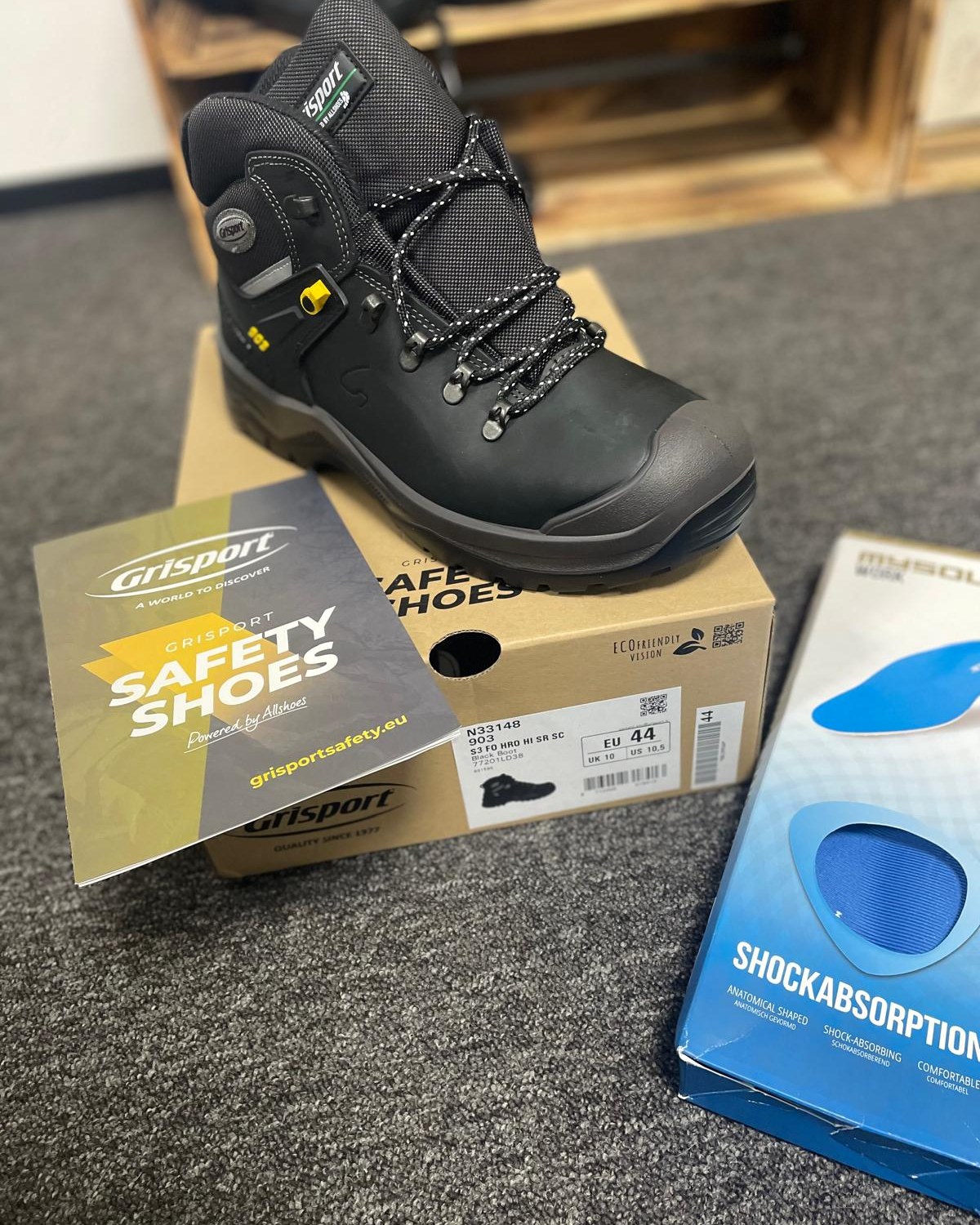 🌿 Lente in aantocht? Dan is dit je teken om je werkschoenen even serieus te nemen 👟
Want eerlijk je kunt nog zo’n frisse start willen maken, maar met een glad profiel en versleten schoenen sta je zo weer te glijden, zeuren en stuntelen op de werkvloer.
Even een snelle lente check!
👀 Kijk naar je profiel. Is het nog diep genoeg of is het meer glad dan grip?
🦶 Voelt de demping nog oké? Of loop je stiekem al weken op plankjes?
Nieuwe werkschoenen geven grip, comfort en gewoon een betere werkdag.
Op de foto een greep uit ons assoritment! Wil je dat wij met je meekijken of meteen nieuwe schoenen regelen? Stuur even een berichtje of kom langs op afspraak en we helpen je kiezen 👊
#werkschoenen #bedrijfskleding #veiligwerken #lentecheck #inbeeldreclame #werkvloer #werkplezier #pbm #bouw #installatie #horeca #logistiek