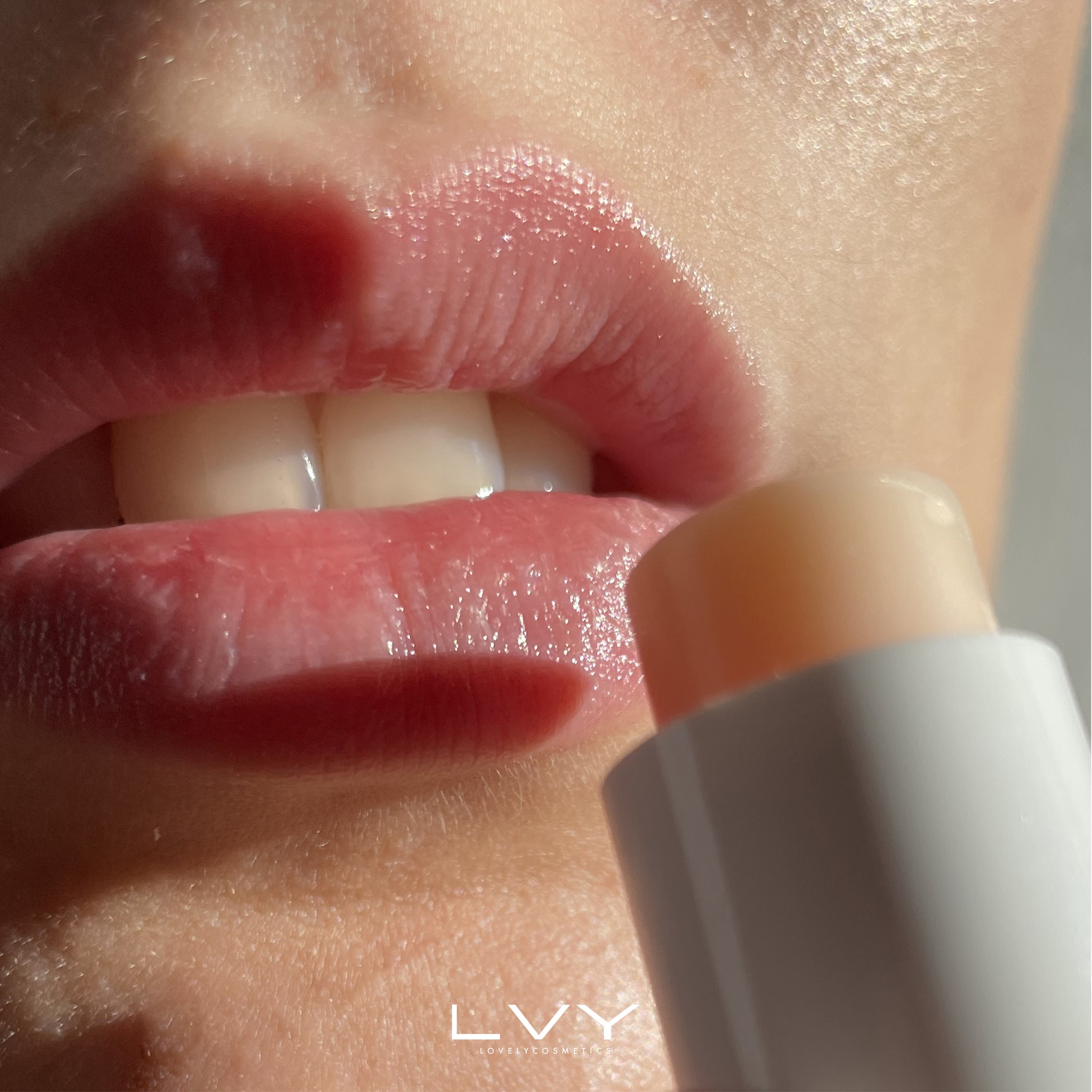 IALU LIPSTICK
Pomadka do ust z kwasem hialuronowym i witaminą E, która chroni, nawilża, działa przeciwstarzeniowo.
Składniki aktywne:
kwas hialuronowy, witamina E, masło kakaowe i shea, oleje: jojoba, oliwkowy, morelowy i Sacha inchi.