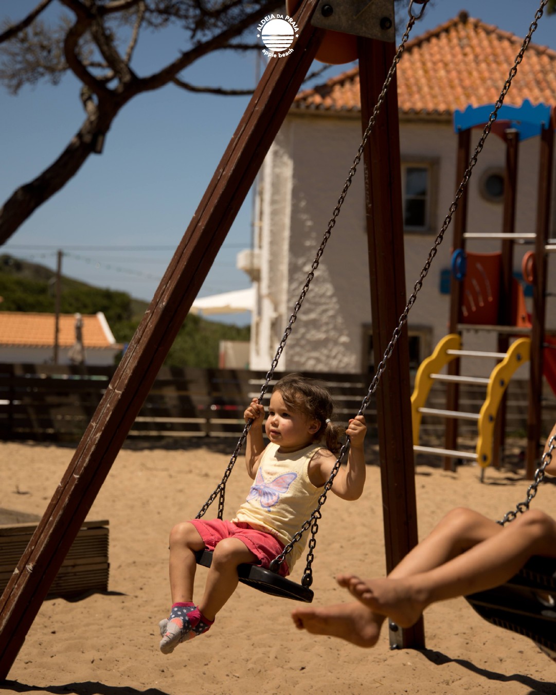 🇬🇧 Playground: The place where batteries never run out, scraped knees are medals, and freedom is the main course. Happy kids, happy parents. Everyone wins.
🇵🇹 Playground: O sítio onde as pilhas nunca acabam, os joelhos esfolados são medalhas e a liberdade é o prato principal. Miúdos felizes, pais felizes. Todos ganham.
#AldeiaDaPraia #Playground #AldeiaVibes #Lisboa #Sintra