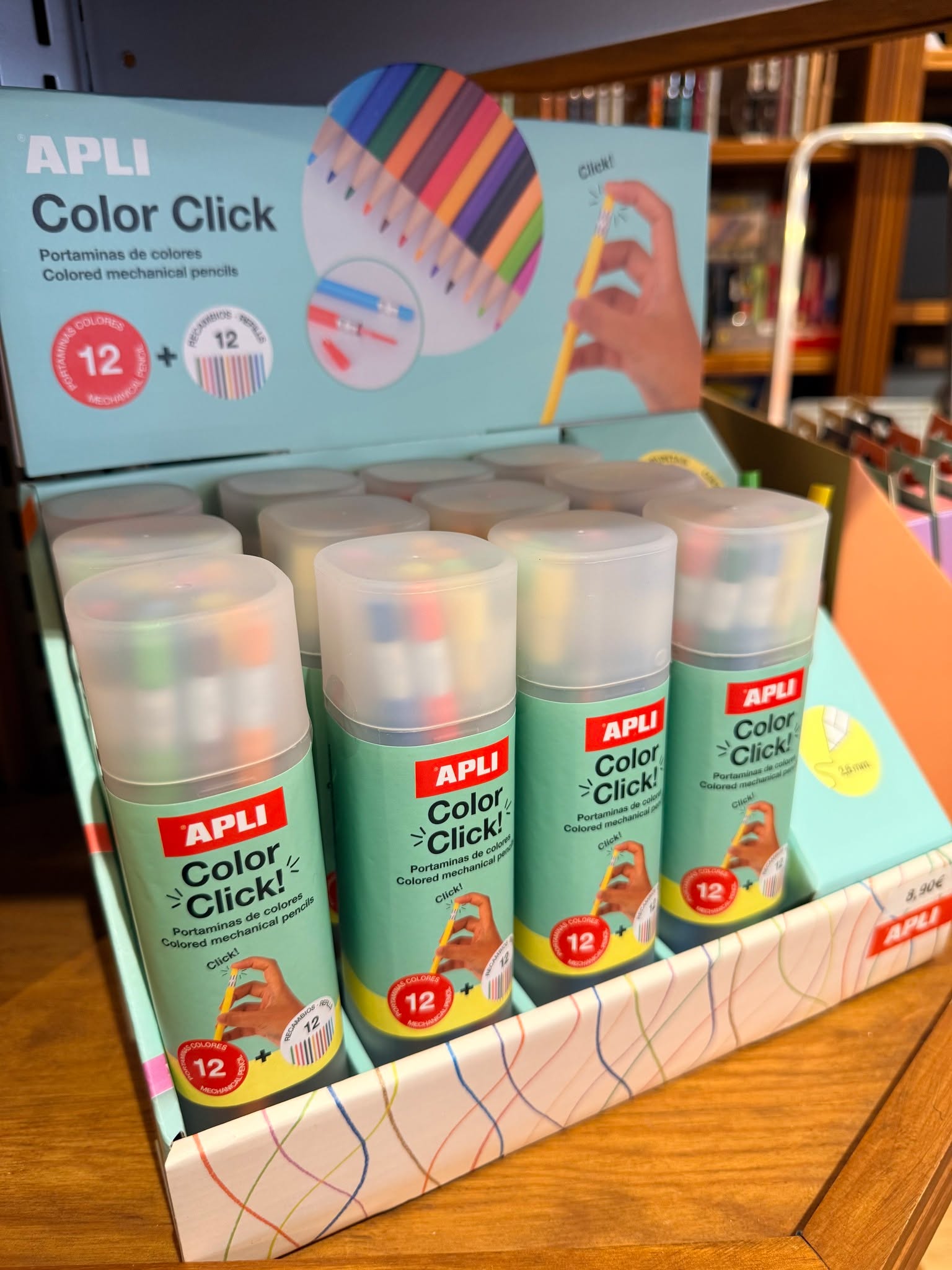 🌈 Nouveauté chez Arteplan ! 🌈
Découvrez les Color Click de chez Apli : des porte-mines de couleur au look de crayons de couleur pour écrire, dessiner et colorier facilement ! ✏️
Grâce à leur système “click”, la mine sort simplement en appuyant sur le bouton — plus besoin de tailler vos crayons.
✨ Pourquoi on les adore ?
✏️ Mines de couleur de 2,6 mm pour un trait intense
🎨 12 couleurs différentes pour laisser parler votre créativité
🔄 Mines rechargeables
🧴 Livré avec recharges et taille-mine
Parfait pour l’école, les activités créatives ou le bureau !
📍 À découvrir dès maintenant chez Arteplan
📍 Adresse : Rue François Dubois 49, 1310 La Hulpe
📞 Téléphone : 02 654 02 87
🌐 www.arteplan.be
