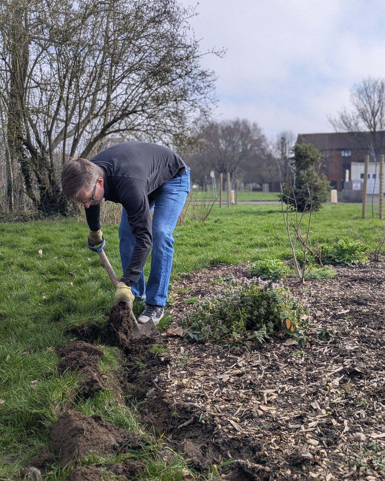 Planting #FruitTrees at #ReasideForestGarden in #BalsallHeath. We run sessions here almost every Wednesday! If you haven't visited yet, it's certainly worth your time.