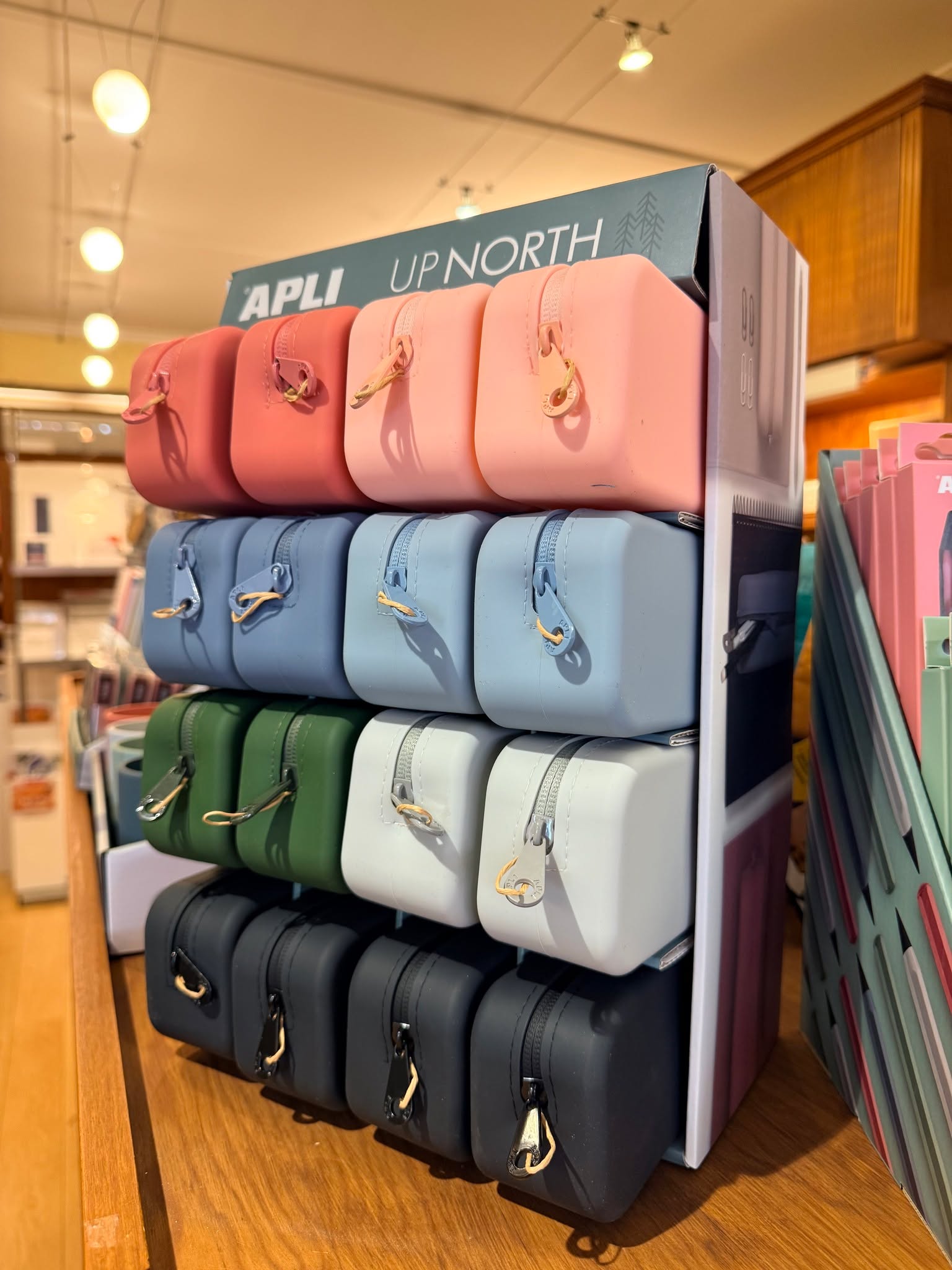 ✨ Nouveauté chez Arteplan ! ✨
Découvrez la nouvelle gamme UP North de chez Apli 🌿
Une collection pratique, durable et au design moderne !
Au programme :
✏️ Crayons Infinite – des crayons qui durent très longtemps
🧴 Trousses en silicone – souples, résistantes et faciles à nettoyer
🖊️ Porte-crayons – pour garder votre bureau bien organisé
📎 Mini agrafeuses – compactes et super pratiques à emporter partout
Une gamme idéale pour l’école, le bureau ou la maison !
📍 À découvrir dès maintenant chez Arteplan
📍 Adresse : Rue François Dubois 49, 1310 La Hulpe
📞 Téléphone : 02 654 02 87
🌐 www.arteplan.be