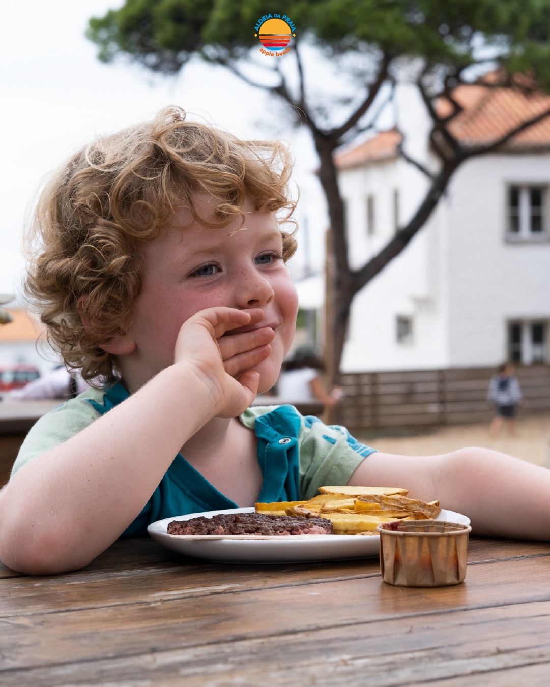 🇵🇹 Ser Pai na Aldeia é fácil: é deixá-los correr no Playground e acabar o dia a discutir quem é que comeu a última batata de um hambúrguer da @musaaldeiadapraia. Esquece as gravatas, o melhor presente é uma tarde sem horas.
🇬🇧 Being a dad in Aldeia is easy: just let them run around the playground and end the day arguing about who ate the last potato from a burger at @musaaldeiadapraia. Forget the ties, the best gift is an afternoon with no schedule.
#AldeiaDaPraia #DiaDoPai #FathersDay #SintraFamily #BurgersMusa #SintraEats