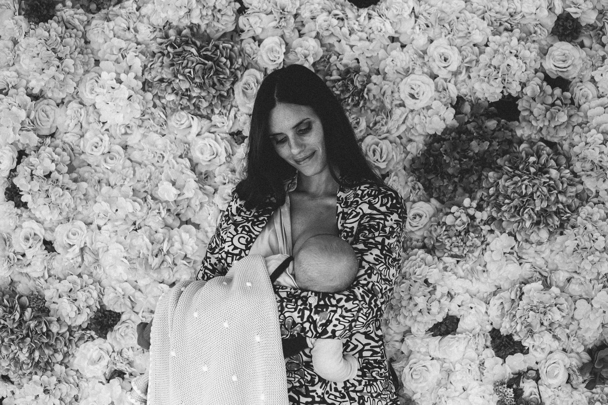 hoje descobri que não existem super heróis, que isso é coisa de criança.
que ser humano e errar é suficiente, para eles nos amarem incondicionalmente.
crescer pode doer e dói muito.
às vezes ainda me custa olhar para mim neste papel, por ainda me rever tanto no de filha.
a fotografia ajuda-me a percepcionar o quão crescida já estou.
o quão humana e capaz sou.
lembra-me sobre forças que não sei onde fui, vou... buscar.
sobre lágrimas de dor que viraram de amor.
as da amamentação serviram para regar este amor em específico. sempre foi um dos maiores medos da maternidade, mas também um dos maiores desejos de ser capaz. nunca tive complexos, sempre dei de amamentar em público, acho inclusive bonito. nesta fotografia estava num batizado, ali a dar de mamar.
por 7 meses, alimentei-o sozinha e olhem, devia ser bom, porque ele era muito bem constituído. quis a separação da ida para a creche que o leite secasse e assim sem mais nem menos a natureza fez tudo sozinha.
saudades que a fotografia acalma ✨