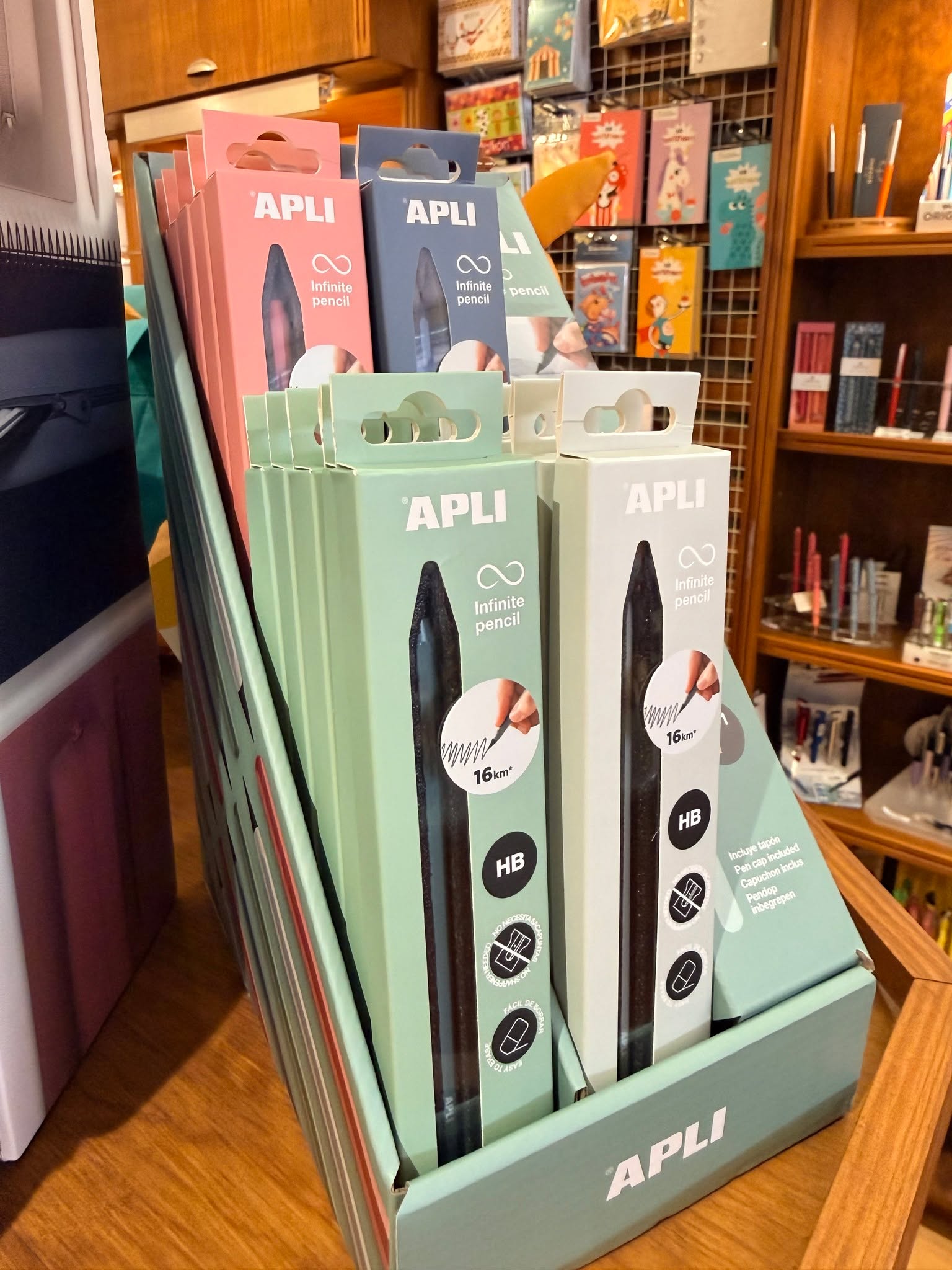 ✏️ Découvrez les crayons Infinite chez Arteplan ! ✏️
Vous connaissez les crayons Infinite de chez Apli ?
Ce sont des crayons innovants qui écrivent comme un crayon classique… mais sans jamais devoir être taillés !
Grâce à leur pointe spéciale très résistante, ils durent beaucoup plus longtemps qu’un crayon traditionnel.
🌿 Économiques et durables
✏️ Pas besoin de taille-crayon
🖊️ Écriture fluide et précise
Et pour les plus jeunes, découvrez aussi les Infinite Mini Plus 🌈
Des crayons plus courts, colorés et parfaitement adaptés aux petites mains des enfants !
Idéal pour l’école, les devoirs ou les activités créatives.
📍 À découvrir dès maintenant chez Arteplan
📍 Adresse : Rue François Dubois 49, 1310 La Hulpe
📞 Téléphone : 02 654 02 87
🌐 www.arteplan.be
#Arteplan #LaHulpe #Papeterie #Apli #CrayonInfinite #FournituresScolaires #CréativitéEnfant #PapeterieCréative #École