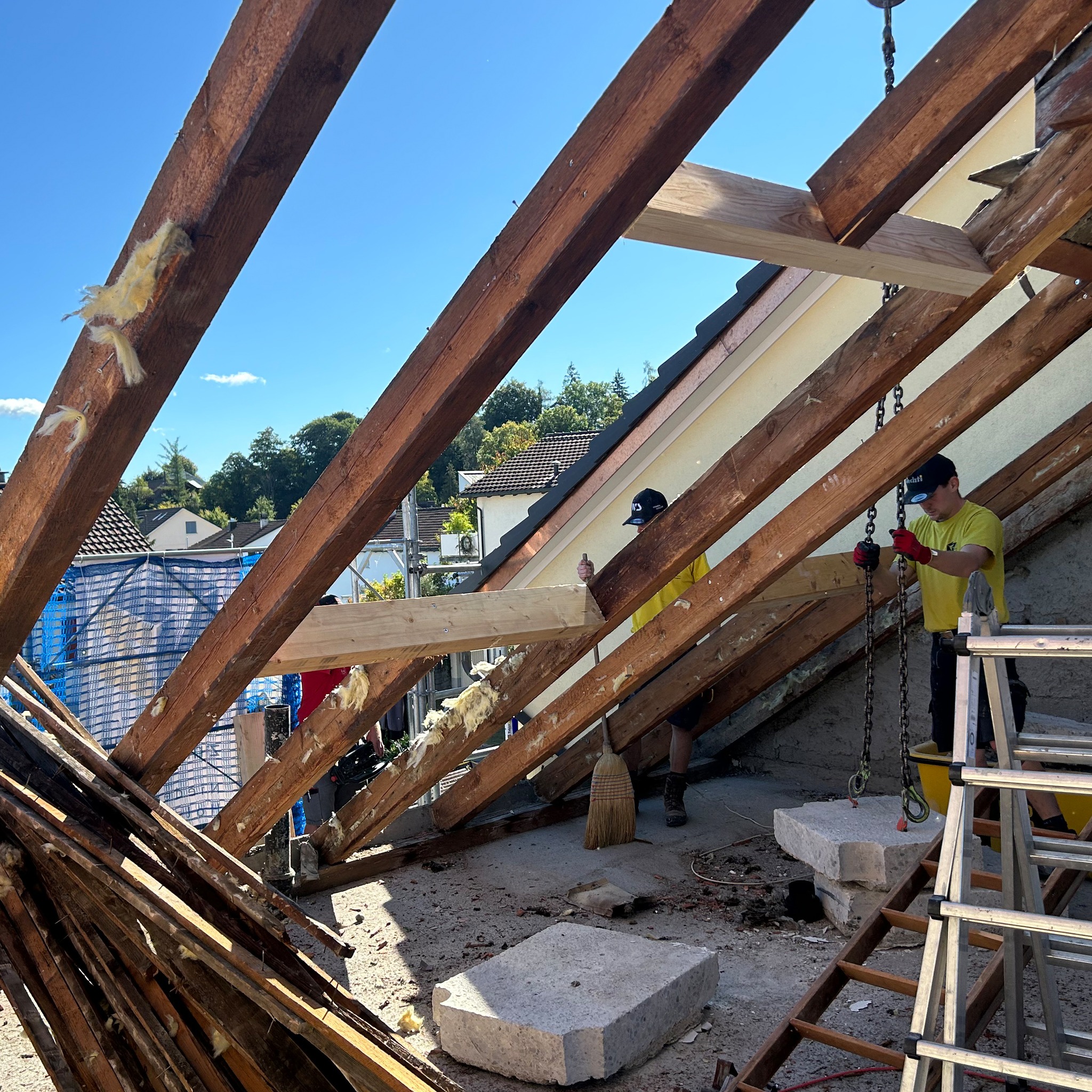 🏠 Vom alten Estrich zum modernen Schlafzimmer🏠
Bei diesem Reiheneinfamilienhaus in Uzwil durften wir ein Dach umfassend sanieren und gleichzeitig neuen Wohnraum schaffen. Bereits ein Jahr zuvor hatten wir das Dach des Nachbarhauses erneuert – damals noch inklusive Einbau von Schleppgauben. 🏡
Zuerst wurde der komplette Dachaufbau zurückgebaut. Anschliessend haben wir ein neues Unterdach bis und mit Konterlattung erstellt. Darauf aufbauend montierte der Dachdecker neue Ziegel sowie eine moderne PV Anlage. ☀️
Damit aus dem ehemaligen Estrich ein echtes Zimmer wird, brauchte es natürlich auch genügend Tageslicht. Deshalb haben wir neue Dachfenster eingebaut, die das zukünftige Schlafzimmer hell und wohnlich machen. 🪟
Im Innenbereich folgte der Ausbau Schritt für Schritt: Das Dach wurde von uns gedämmt, eine Dampfbremse montiert, die Decke geschiftet und eine neue Täferdecke angebracht. 🪵🪚🔧 Auch der Zugang zum neuen Raum entstand komplett neu. Dafür haben wir im Estrichboden eine Öffnung ausgeschnitten und eine neue Treppe eingebaut. Danach stellten wir die Trennwände und verlegten zum Abschluss einen Vinylboden. 🪜
So wurde aus einem bisher ungenutzten Estrich wertvoller zusätzlicher Wohnraum – und ein weiteres Haus in dieser Reihe ist wieder bereit für viele Jahre unter einem sicheren Dach. ❤️