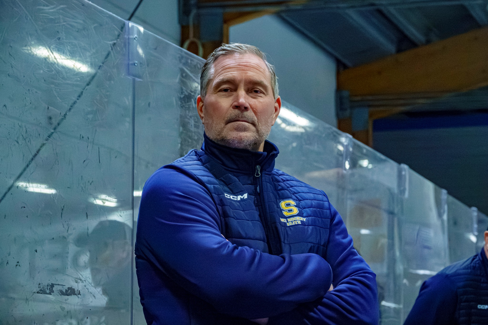 𝗡𝘆 𝗺𝗮𝗻𝗻 𝗶 𝘀𝗷𝗲𝗳𝘀𝘀𝘁𝗼𝗹𝗲𝗻: 𝗨𝗹𝗳 𝗕𝗲𝗿𝗴𝗹𝘂𝗻𝗱 𝘁𝗮𝗿 𝗼𝘃𝗲𝗿 𝗖𝗼𝗺𝗲𝘁 🟢🏒
Etter ti år med kontinuitet i Ski, er Ulf Berglund mannen som skal få @comethalden ut av den vonde spiralen. Med ny sportslig struktur og en treårsplan i lomma, starter nå jobben med å bygge opp storklubben i 1. divisjon på nytt.
Mens sportssjef Martin Engebretsen ber supporterne om tålmodighet for å bygge grunnmuren, er den nye treneren tydelig på hva fansen vil få se på isen til høsten:
- Vi skal spille en offensiv hockey der vi har mye puck.
Les saken på hockey4you.no eller link i BIO
#2hockey #hockey4you #norskishockey #norskhockey #1div