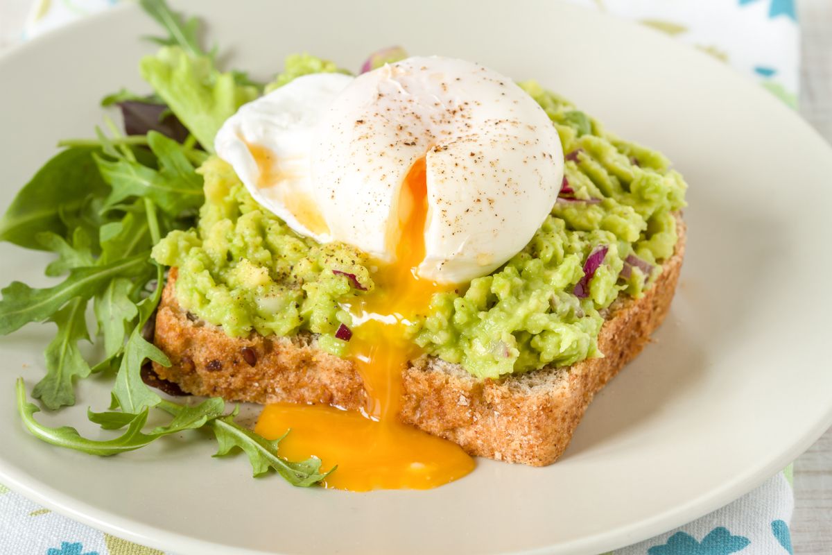 Ma l’AVOCADO🥑 a dieta lo posso mangiare?
Sì, che lo potete mangiare.! Ma va capita la sua composizione nutrizionale, per consumarlo in modo corretto e per non abusarne.
•
L’avocado rientra nel gruppo alimentare della frutta, ma presenta valori nutrizionali ben differenti. Se ci pensiamo infatti, non assomiglia per consistenza ad altri frutti come mela, pera etc.
È composto da meno acqua, e da un buon quantitativo di zuccheri in meno! è ricco in vitamina E e grassi, in particolare polinsaturi (quelli buoni✨ i celebri omega3)
L'avocado ha anche "un elevato contenuto di fitosteroli, che diminuiscono l'assorbimento di colesterolo, e un elevato contenuto di potassio che giova alla pressione.
•
✳️ 100 g di Avocado apportano circa 160 kcal (quasi tutte derivanti dai grassi)
•
▶️ Queste caratteristiche lo rendono quindi un frutto “anomalo”, e non ci permettono di usarlo in sostituzione di un frutto qualsiasi tipico della nostra alimentazione mediterranea.
📢🥑 E quindi, come lo uso?
Semplice, lo utilizzo come fonte di grassi nel pasto!
▶️Riducendo o eliminando l’uso dell’olio EVO ad esempio in insalate o bowl contenenti avocado
▶️Lo si può mangiare a crudo a fette con sale, pepe e lime
▶️ creando creme di avocado da usare su pane o cereali, in aggiunta a una fonte proteica come ad esempio nell'avocado toast in cui inseriamo anche l'uovo!
Non dobbiamo abusarne per l'elevato apporto calorico ma lo possiamo inserire serenamente nella nostra alimentazione.
#nutrizionesana #nutrizionefunzionale #mangiarebene #avocado ##foodfit #dieta #scelteconsapevoli