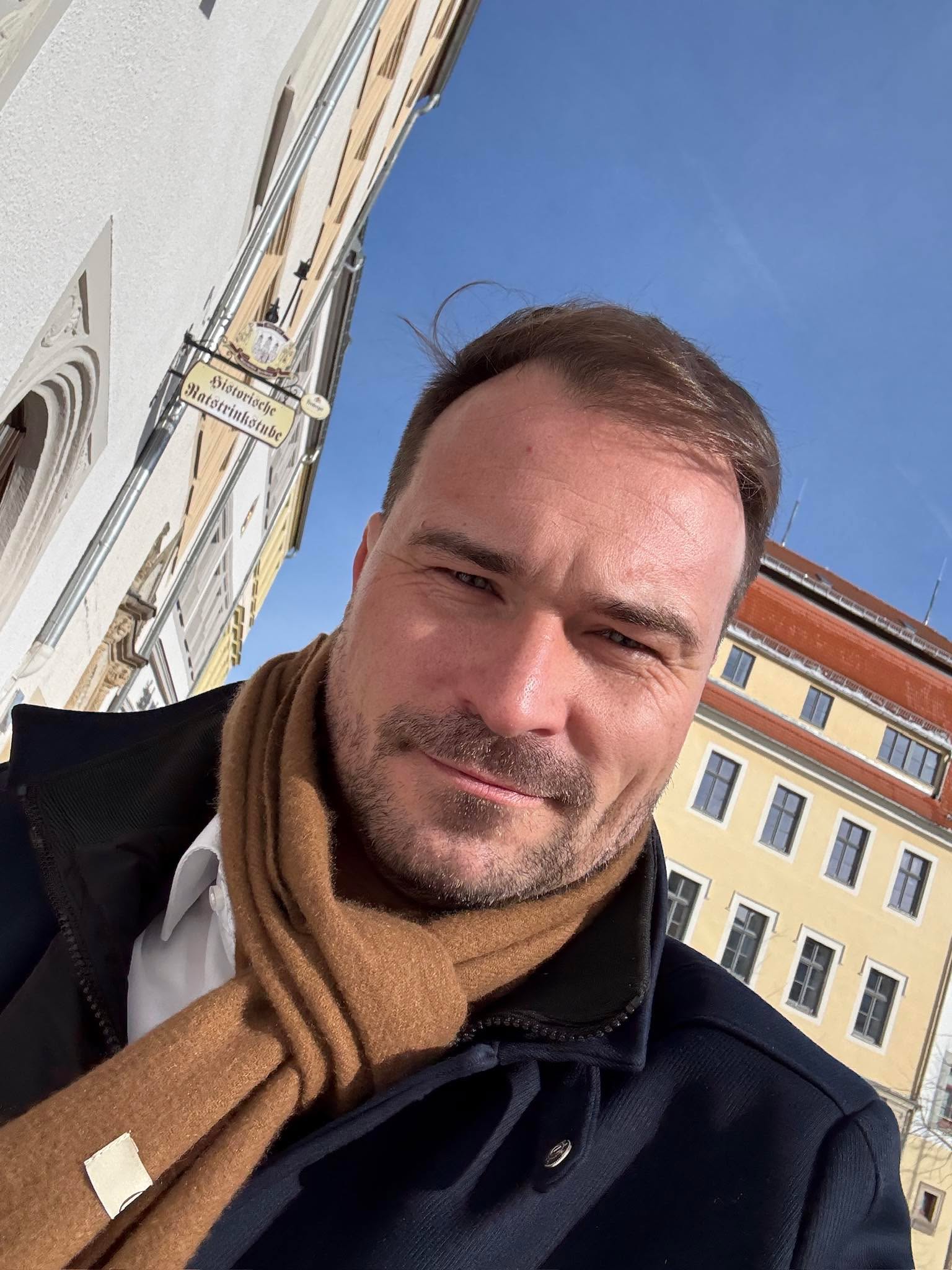 Bereits jetzt hätte ich Verantwortung für unsere Stadt übernommen. Solange weiterhin ungewiss ist, wann über die Oberbürgermeisterwahl endgültig entschieden wird, besteht für die Übergangszeit die Möglichkeit, einen Amtsverweser zu bestellen – dafür habe ich bereitgestanden.
Die Verwaltung hat eine entsprechende Vorlage eingebracht, um die Vakanz zu überbrücken und das Wahlergebnis zu berücksichtigen.
Der Stadtrat hat zwar mehrheitlich dafür votiert, die erforderliche qualifizierte Mehrheit wurde jedoch nicht erreicht.
Damit bleibt vorerst alles beim Alten und wir müssen weiter warten, bis die Klage entschieden ist. Eine Entscheidung im Sinne unserer Stadt hätte aus meiner Sicht anders ausgesehen. Ich bleibe optimistisch.