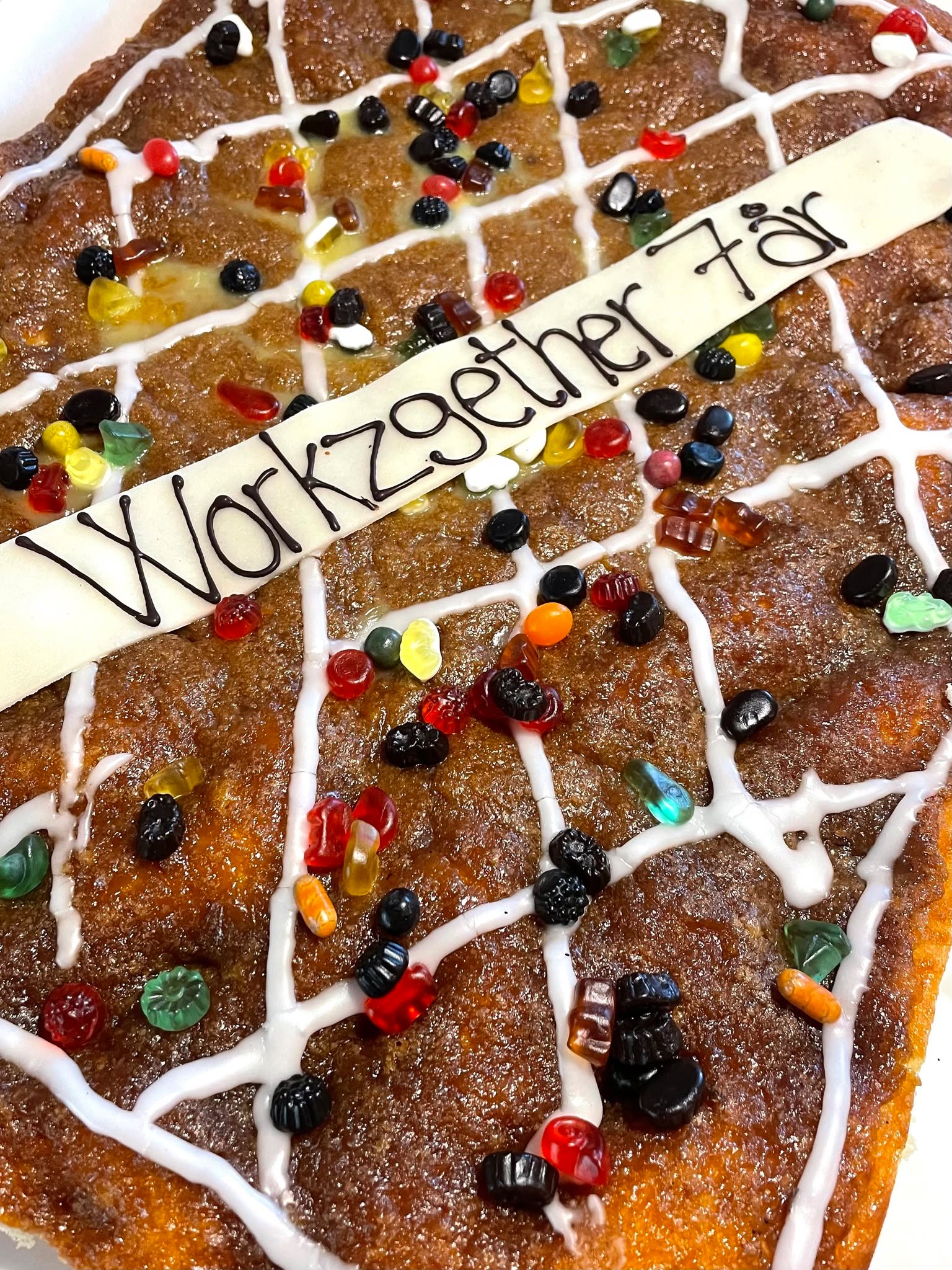 7 år med Work2gether – og 7 år med kreative stavemåder på kagen.
Efter at gårsdagens fællesspisning og fejring i Lehns Hus helt "forsvandt" i hygge uden et eneste billede, fik vi i morges dokumenteret vores fødselsdagskage.
Den månedlige fredags fællesmorgenmad var toppet op med brunsviger. Tak til jer, der kiggede forbi til en kop kaffe og en snak over morgenbrødet. Det er de her stunder, der gør stemningen i huset så speciel, uanset om vi husker kameraet eller ej.
Rigtig god fredag til alle i og omkring huset!