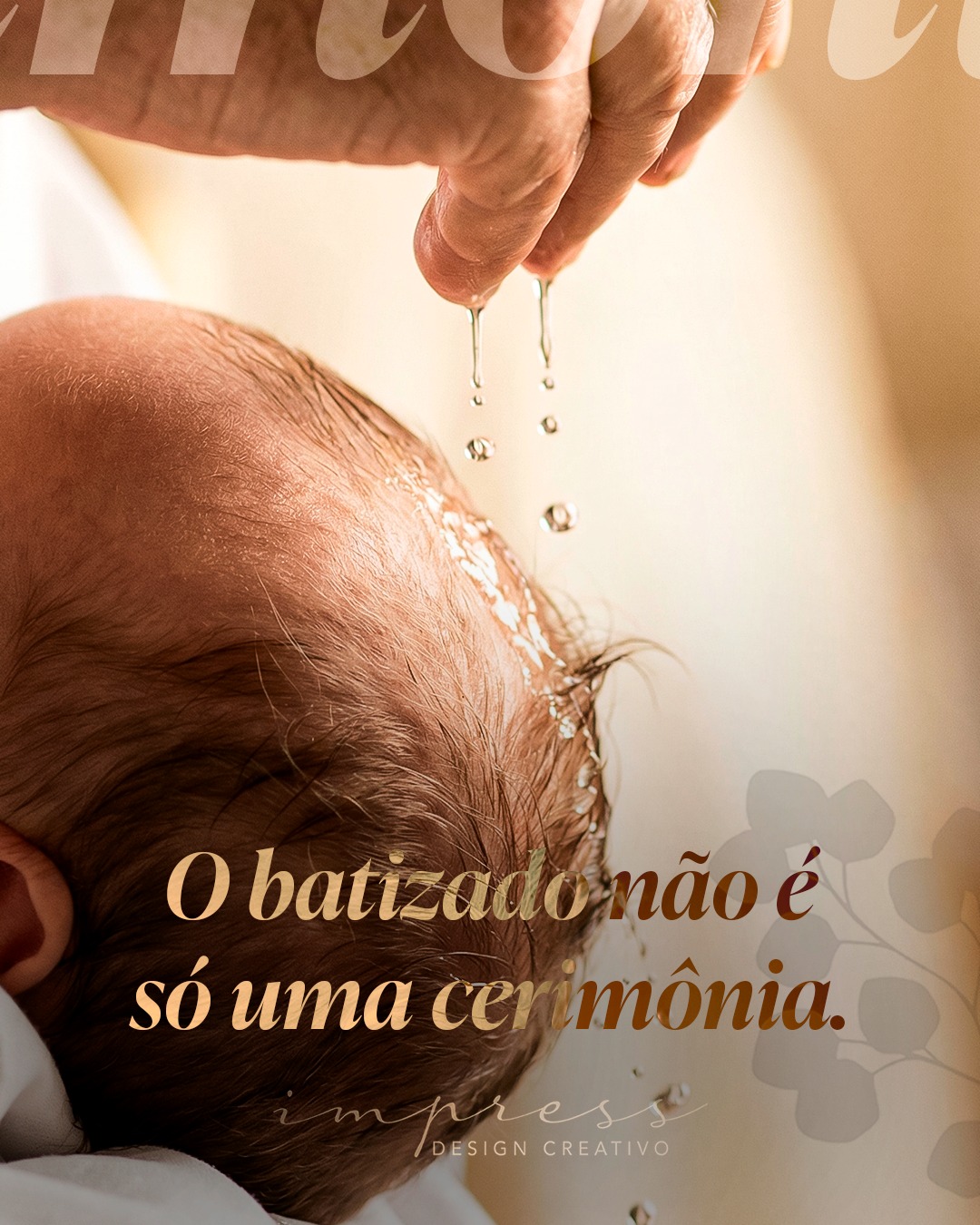 Tem coisa que a gente faz uma vez na vida e quer ter feito direito.
O batizado é uma delas. Não porque precisa ser perfeito, mas porque tem um peso que você sente desde a primeira vez que olha pro seu filho e pensa em tudo que quer pra vida dele.
Eu faço caixinhas de convite pro batizado com frase personalizada, do jeitinho que você quer dizer pra quem você está chamando pra essa missão. A embalagem chega bonita, cuidada, pronta pra emocionar antes mesmo de abrir.
Me conta a data do batizado do seu filho e eu te digo o que a gente consegue fazer. 🕊️