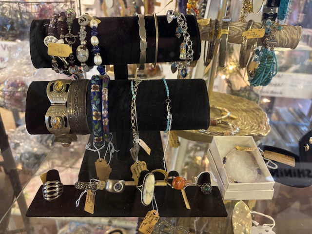 Can't think of a better way to spend a Thursday!!
Full Moon's Vintage Village
835 Lafayette Rd
Route 1
Hampton NH 03842
open 10am-6pm ---------closed Tuesday
(we are the red building and barn between Best Tile &The Community Oven
#ryenh #seacoastnhshopping #portsmouthnh #newenglandantiquetrail #northhamptonnh #nhsmallbusiness #nhantiques #amesburyma #exeternh #yardsalesnh #newburyportma #newenglandantiques #besttile #hamptonnh #seabrooknh #salisburyma #wardtonerecords #kingstonnh #grovelandma #yorkme #wsca1061fm #westnewburyma #NewingtonNH #dovernh #rochesternh #kingstonnh #grovelandma #yorkme #wsca1061fm #westnewburyma