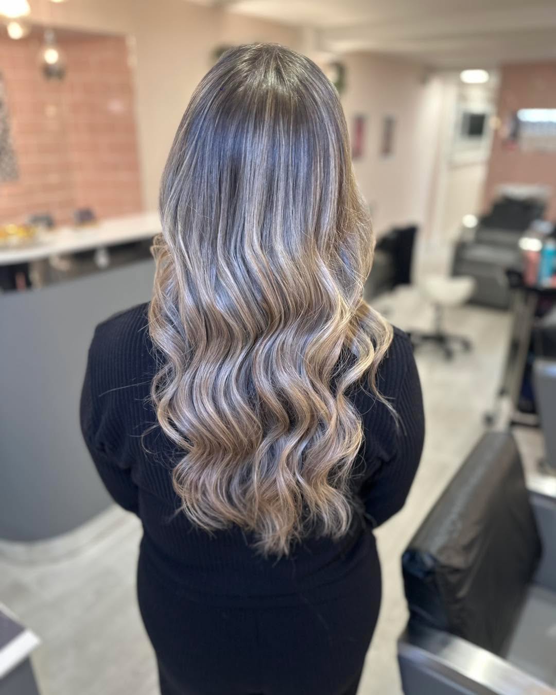 This lovely client used to have a full head of foils (her previous colour wasn’t done by us), but she was tired of the harsh regrowth line that came with it. She wanted something softer and more low-maintenance, so we switched things up with a balayage using a mix of highlights and lowlights. This helped break up the blonde, add depth, and create a more natural, blended look that will grow out much more softly. And the result really speaks for itself ✨
Created by Courtney 🫶🏻
#milkshakehairuk #milkshakehairofficial #milkshake #milkshakesmoothies #lowlightsandhighlights #balayage #lowmaintenancehair #naturallook #keynsham
