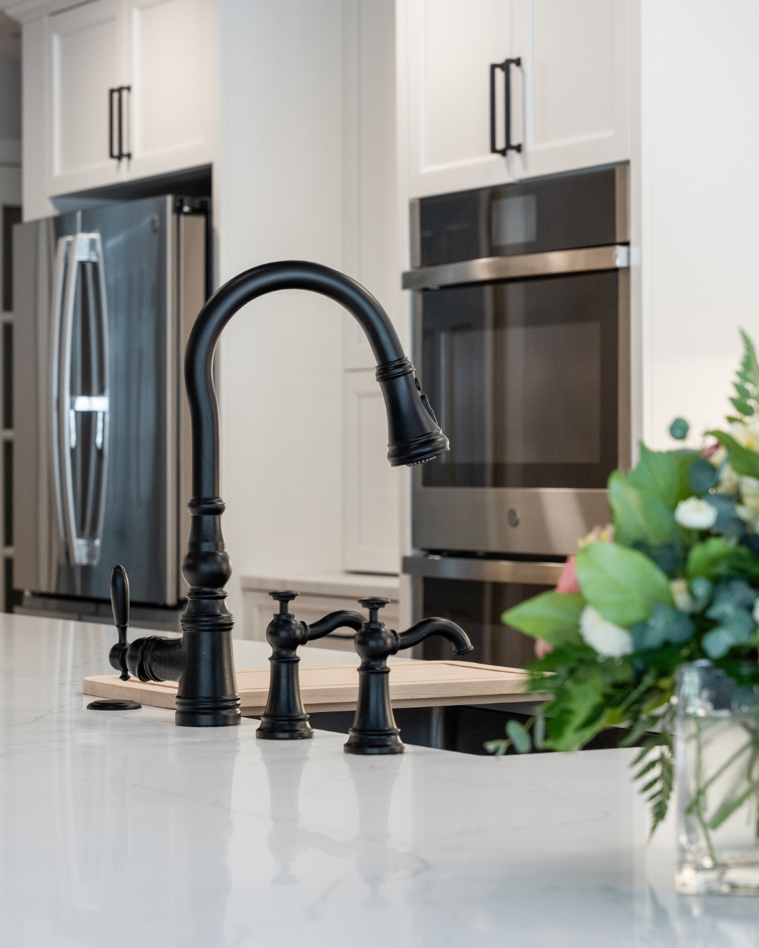 โจThe Ultracraft Simply White perimeter cabinetry with Bristol finish creates a ๐๐ซ๐ข๐ ๐ก๐ญ ๐๐ง๐ ๐ญ๐ข๐ฆ๐๐ฅ๐๐ฌ๐ฌ backdrop for this kitchen, allowing every detail to shine.
โ ๐๐๐ซ๐๐ฐ๐๐ซ๐: Top Knobs Ascendra โ Flat Black
โ ๐๐จ๐ฎ๐ง๐ญ๐๐ซ๐ญ๐จ๐ฉ๐ฌ: Spectrum Quartz โ Impeccable
โ ๐๐๐๐ค๐ฌ๐ฉ๐ฅ๐๐ฌ๐ก: Tile Designs of New England
โ ๐๐ข๐ง๐ค & ๐
๐๐ฎ๐๐๐ญ: Franke Sink, Moen Faucet
Stay tunedโฆ the full kitchen reveal is coming next. ๐