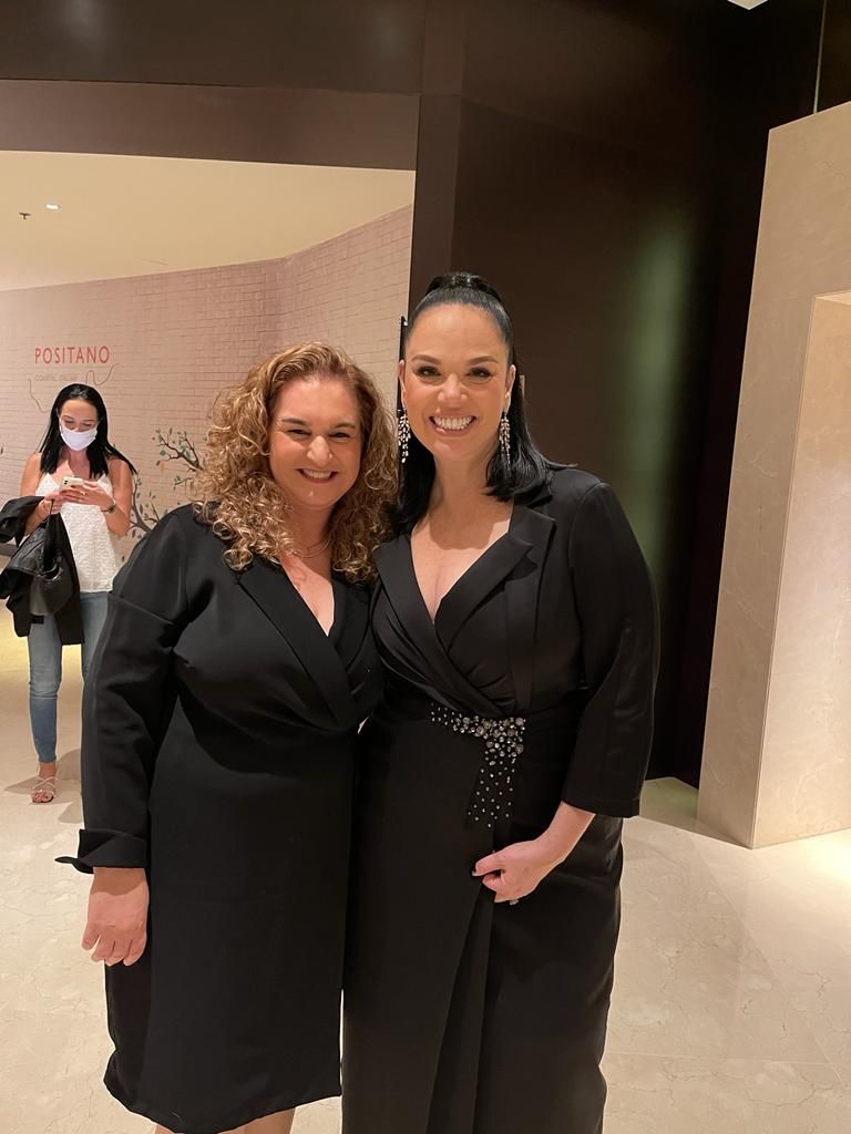 אישה היא עוצמה.
עוצמה של לב, של רגש, של חכמה ושל נתינה.
יש בה רכות – אבל גם כוח אדיר.
יש בה רגישות – אבל גם יכולת לקום מחדש.
אישה יודעת להחזיק עולם שלם,
ובכל זאת להמשיך לחייך, לאהוב וליצור אור.
ביום האישה אני מצדיעה לכל הנשים
שמאירות את העולם ביופי הפנימי והחיצוני שלהן. ✨