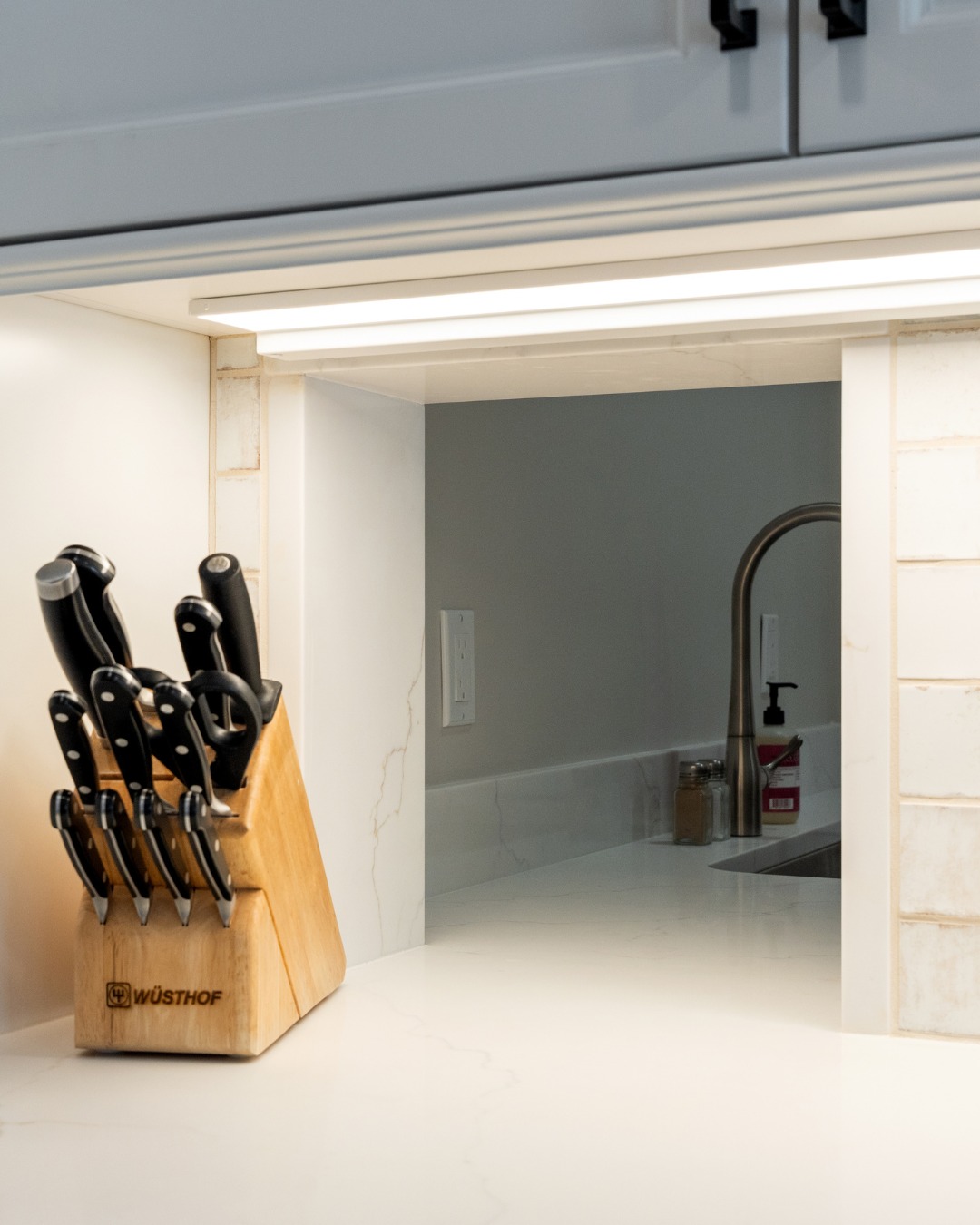 This project completely transformed a massive living space with thoughtful custom design throughout. From built-in organization like a dish holder and pull-out spice rack to custom cabinetry surrounding the entertainment area, every detail was designed for both beauty and function.
๐๐ง๐ ๐จ๐ง๐ ๐จ๐ ๐จ๐ฎ๐ซ ๐๐๐ฏ๐จ๐ซ๐ข๐ญ๐ ๐๐๐๐ญ๐ฎ๐ซ๐๐ฌ? A hidden pass-through from the pantry to the kitchen.
We had so much fun with this project and canโt wait to share the full reveal.