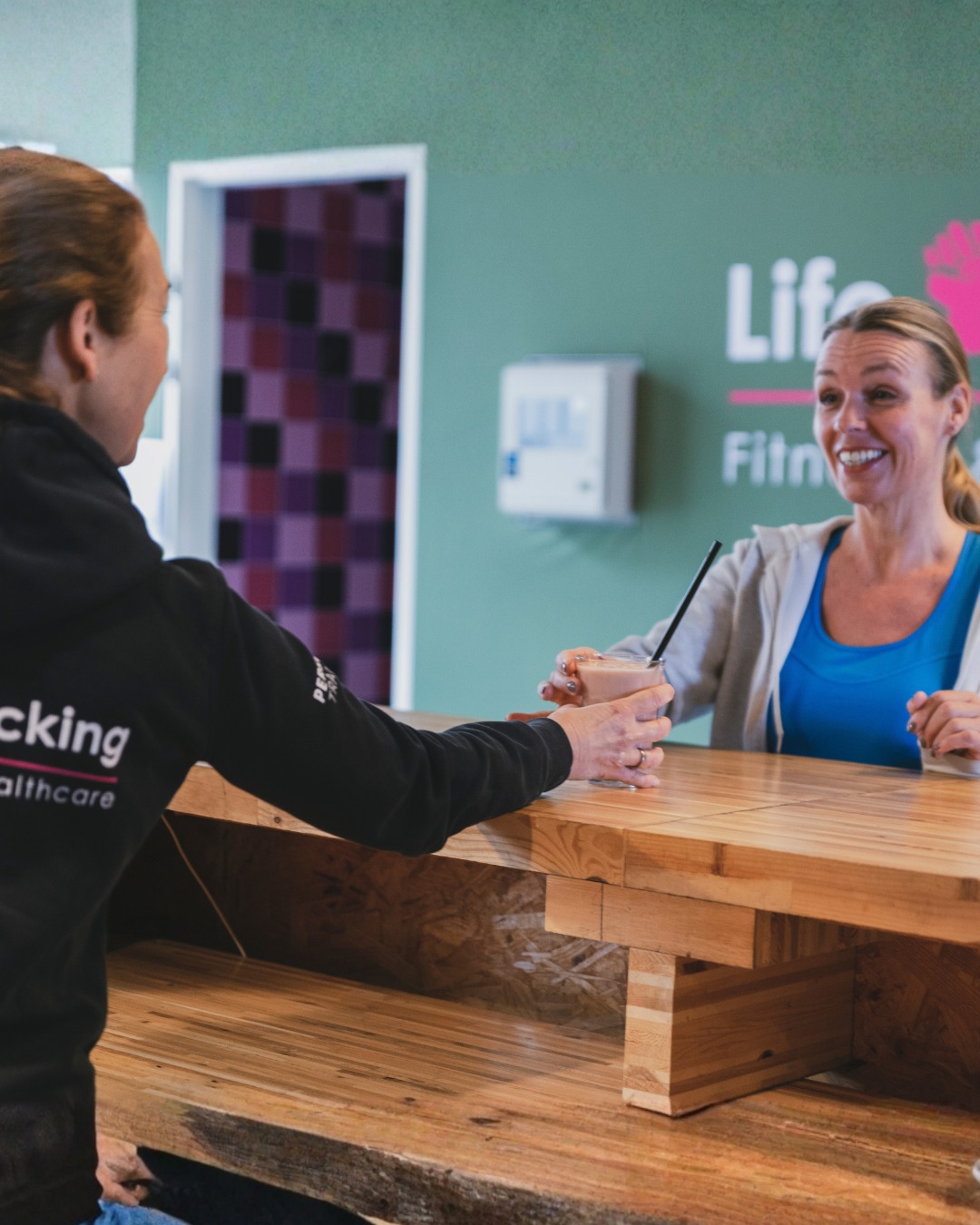 🤔 Waarom je sterker wordt als je níét traint
Tijdens je training ontstaan er kleine scheurtjes in je spieren. Tijdens recovery bouw je ze weer op, dáár gebeurt de echte progressie. Sla je herstel over? Dan rem je je vooruitgang, vergroot je de kans op blessures en haal je minder uit je trainingen.
Geef je lichaam wat het nodig heeft: goede voeding, zoals genoeg eiwitten, genoeg rust en slimme recovery.
Wil je onze recovery zone gratis uitproberen? Kom langs bij onze frontdesk!
#lifeandkicking #recovery #trainsmart #lifeandkickingcommunity #musclerecovery #strongereveryday #gymlife
