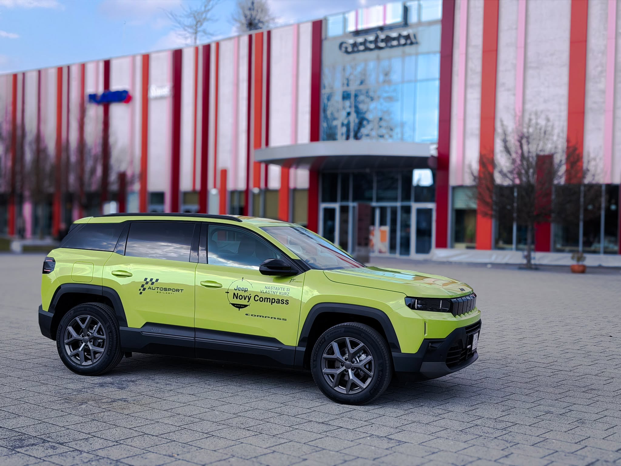 Zoznámte sa s novým Jeep Compass! 🌟🚙
Neprehliadnuteľný štýl, moderné technológie a legendárne schopnosti značky Jeep. Tento krásavec v mimoriadne sviežej farbe u nás v Autosport Szilágyi už netrpezlivo čaká na svojho nového majteľa.
Ako hlása heslo priamo na dverách: „Nastavte si vlastný kurz.“ 🧭 My vám s tým radi pomôžeme. Či už plánujete dobrodružstvo v teréne, alebo štýlovú jazdu mestom, nový Compass je pripravený na všetko.
Príďte si ho obzrieť naživo a zažite ho na vlastnej koži!
📍 Zastavte sa u nás v Autosport Szilágyi.