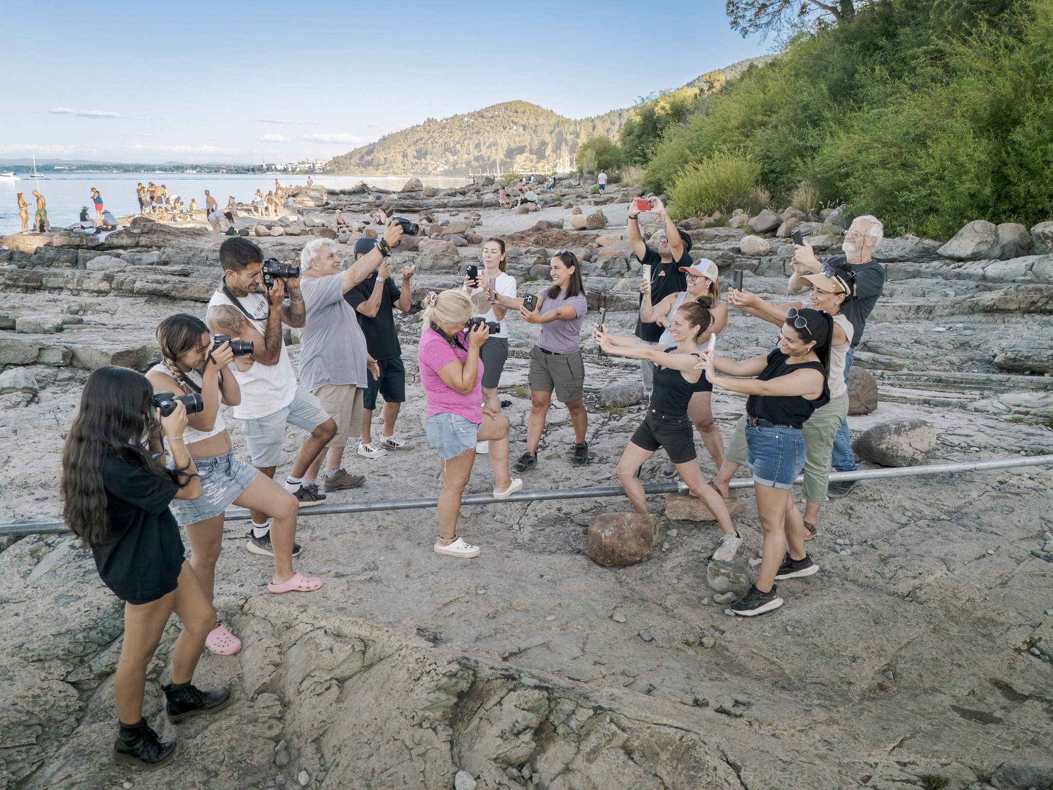 Confesión.
Durante años muchos creen que para hacer buenas fotos hay que tener una gran cámara.
Pero cada vez que hago este ejercicio con alumnos pasa lo mismo.
En esta salida práctica pusimos a los estudiantes cara a cara:
📷 de un lado cámaras
📱 del otro celulares
Todos fotografiando exactamente la misma escena.
Y siempre aparece la misma sorpresa:
Algunas de las mejores fotos salen del celular.
Porque la cámara no hace la foto.
La foto la hace la persona que entiende la luz, la composición y el momento.
La herramienta ayuda, claro.
Pero primero está la mirada.
Por eso en la academia enseñamos algo simple:
aprender a ver una foto antes de sacarla.
Ahora abrimos debate 👇
¿Qué importa más?
📷 La cámara
📱 El celular
👁 La mirada del fotógrafo
Te leemos en los comentarios.