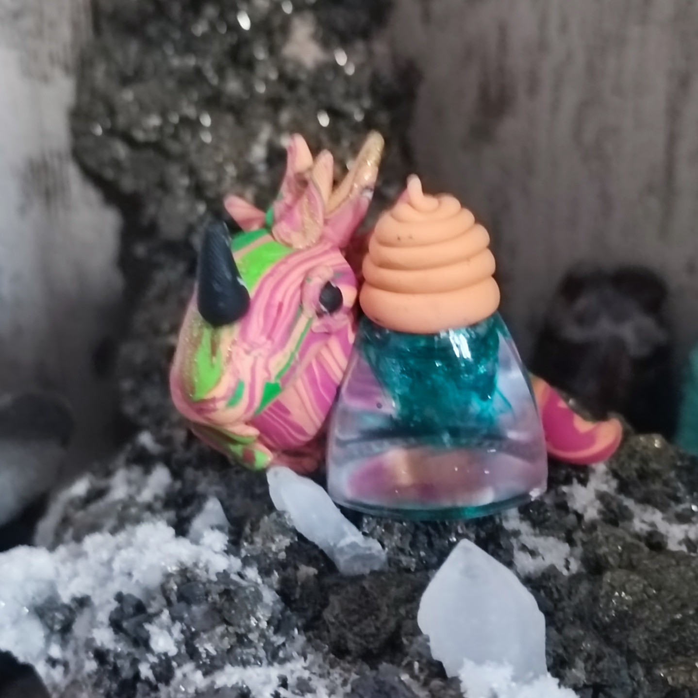 Hy ich bin Ali der Drache der Wunderlampe 🪔Und warte in meiner Schatzhöhe auf deine 3 Wünsche ✨ bis du bereit mich zu finden ? 🐉 Lg Ali 👋