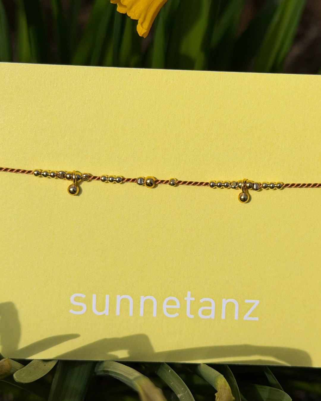 es wird wärmer und das bedeutet: die fussbändeli-zeit beginnt ☀️
sommerlich und perfekt für barfuss tage
unsere fussbändeli sind auf faden aufgezogen, grössenverstellbar und mit elementen in messing vergoldet oder silber erhältlich ✨
#fairbunden #madeinbern #holligenbern #bern #steinanstein #fairfashion #messingvergoldet #925silber