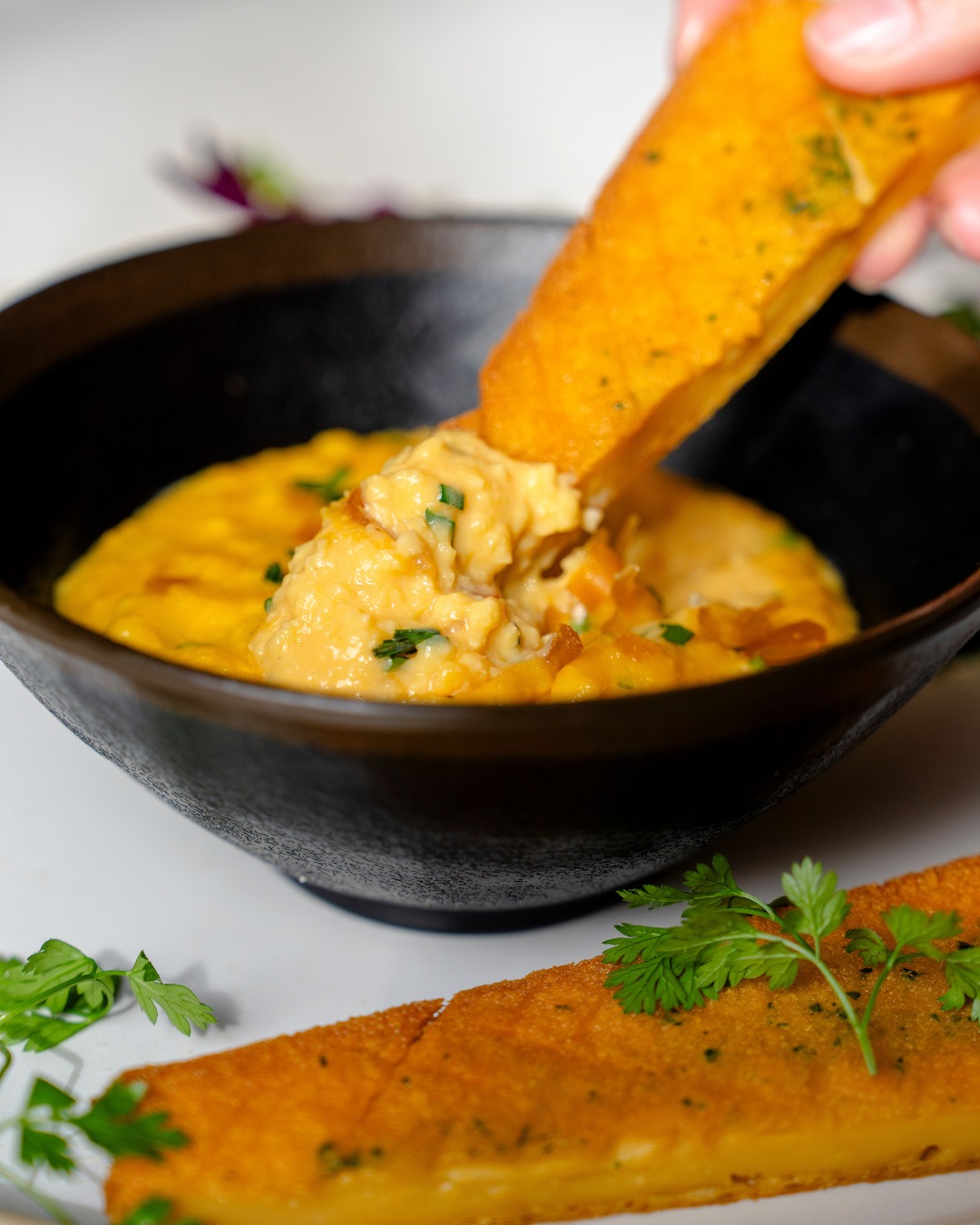 Des œufs bio délicatement brouillés pour une texture onctueuse et gourmande, sublimés par la poutargue qui apporte une touche iodée et raffinée.
Le tout accompagné de mouillettes de panisse, dorées et croustillantes, pour apporter du caractère et une belle gourmandise à chaque bouchée.
Un plat généreux et savoureux, entre crémeux, croustillant et notes méditerranéennes.
Ouvert du mercredi au dimanche de 12h00 à 14h, et les mercredis, jeudis, vendredis et samedis soirs de 19h à 22h
📍 5 rue Nostradamus, 13680 Lançon-Provence
📞 07 66 57 67 58
🍽️ Réservez votre table : https://octotable.com/book/restaurant/858107/booking/new