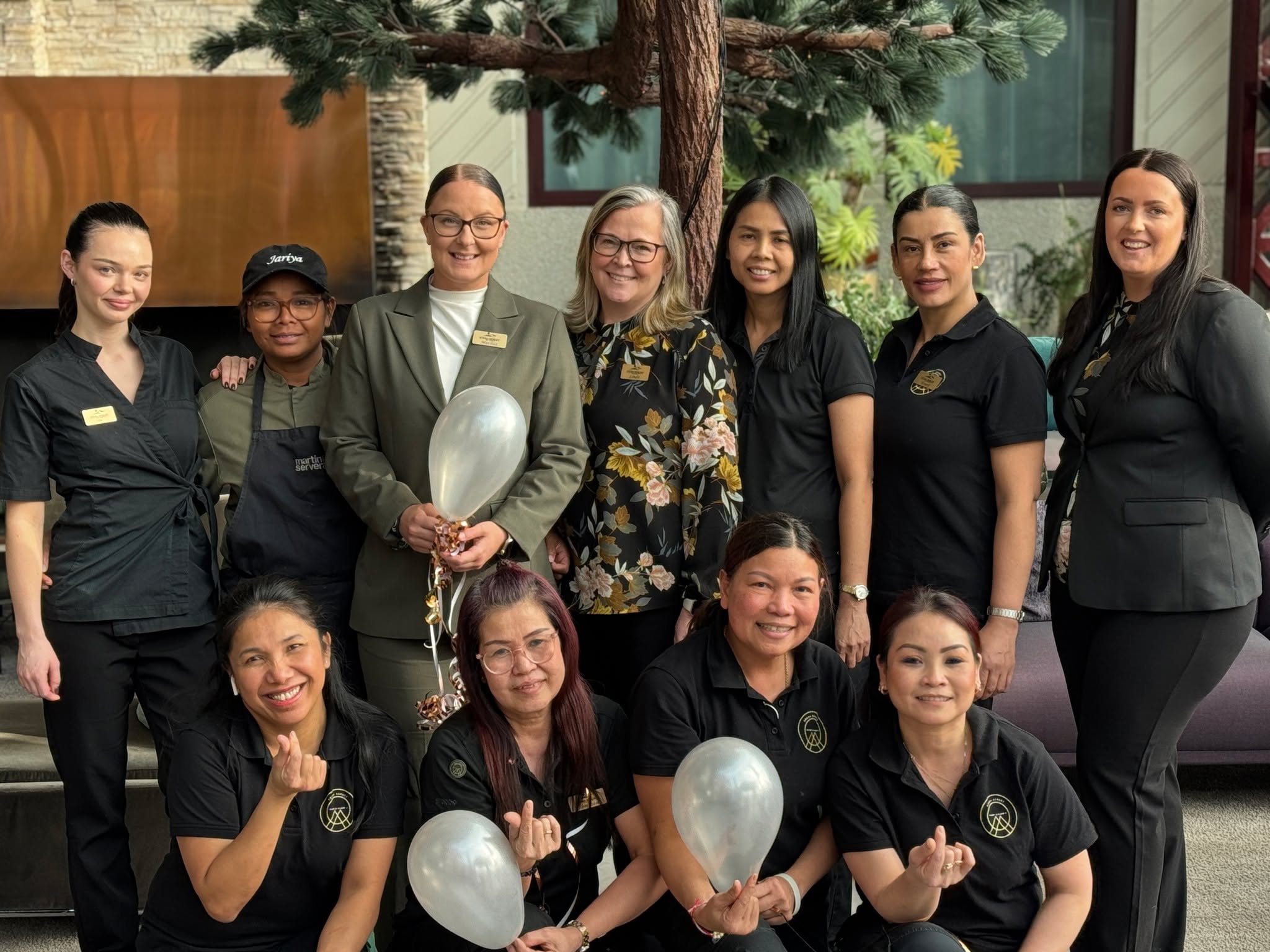 Idag på Internationella kvinnodagen vill vi på Hotell Södra Berget stanna upp ett ögonblick och rikta ett varmt tack till alla fantastiska kvinnor.
Till er som arbetar hos oss, till våra gäster, samarbetspartners och alla kvinnor i våra liv – tack för er styrka, värme, driv och omtanke. Ni inspirerar varje dag och gör världen lite bättre, lite modigare och mycket mer omtänksam.
Vi är stolta över att få möta så många starka, kloka och engagerade kvinnor här hos oss på berget. Idag firar vi er – och allt ni bidrar med, varje dag.